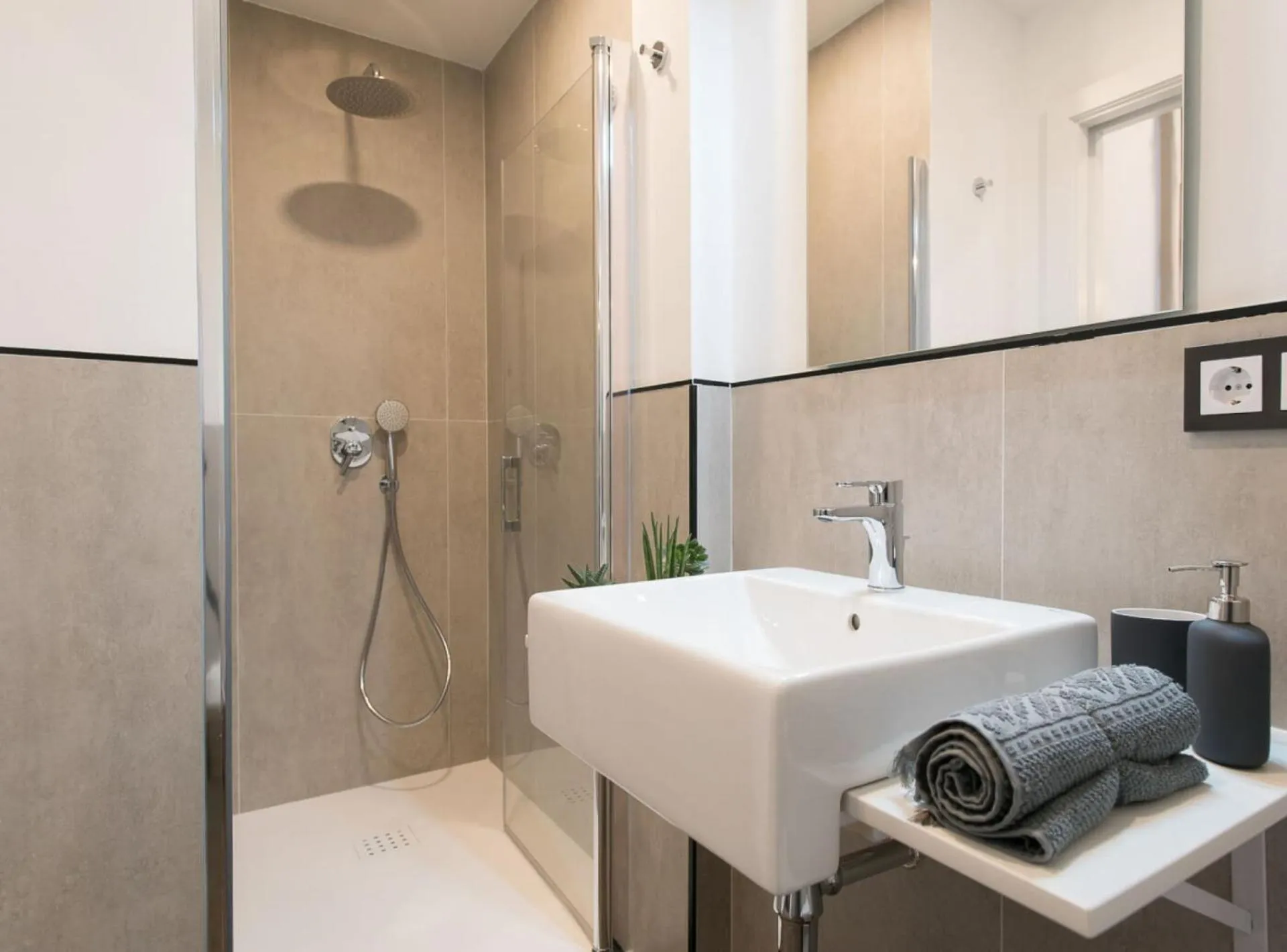 Shower in Casa Sevilla 1920 Suites by Época