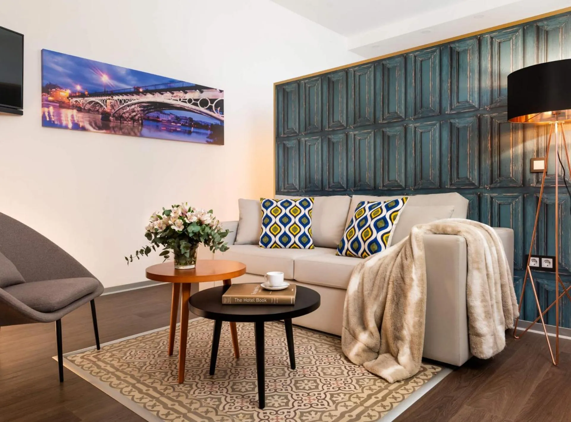 TV and multimedia in Casa Sevilla 1920 Suites by Época