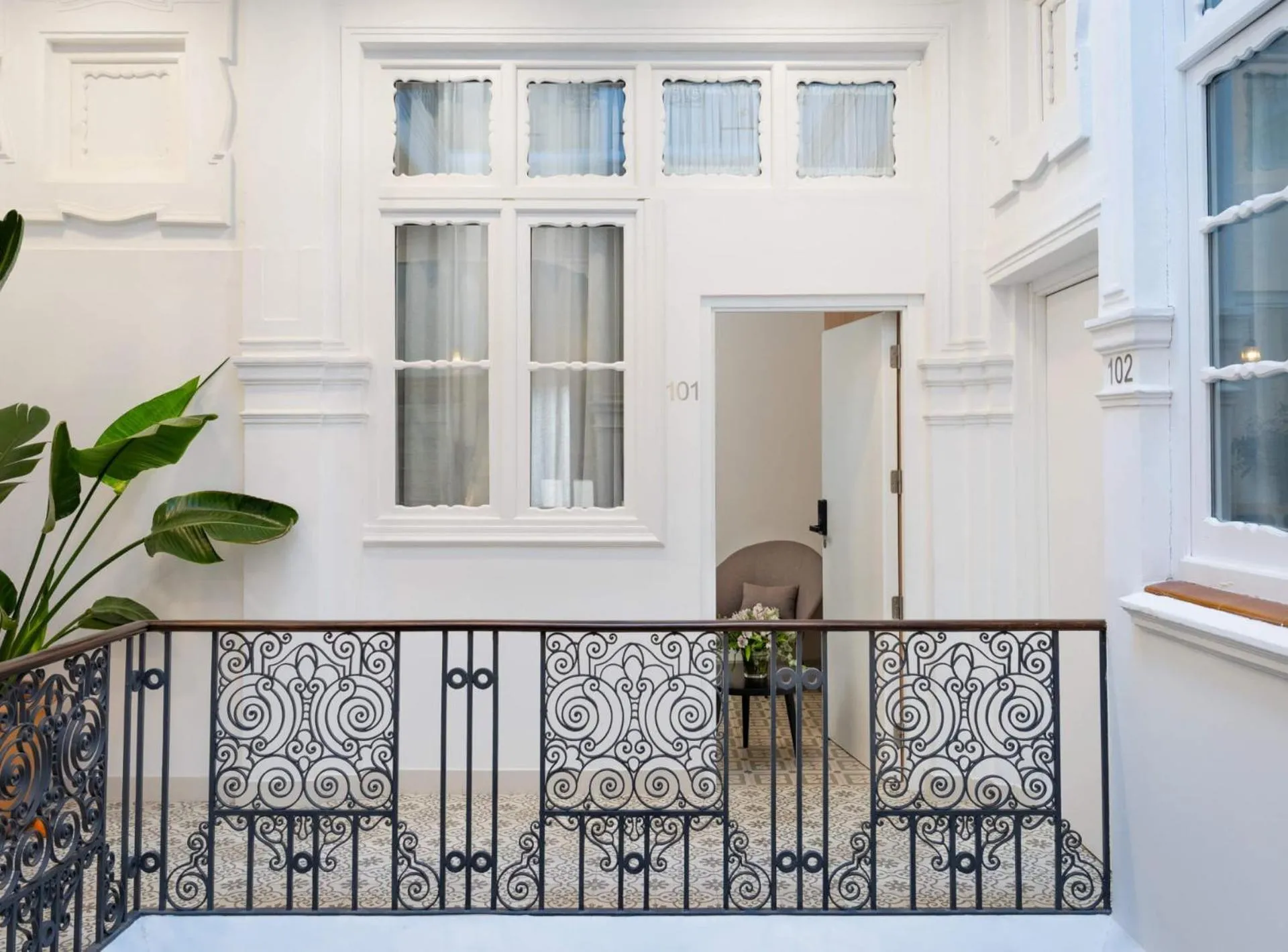 Facade/entrance in Casa Sevilla 1920 Suites by Época