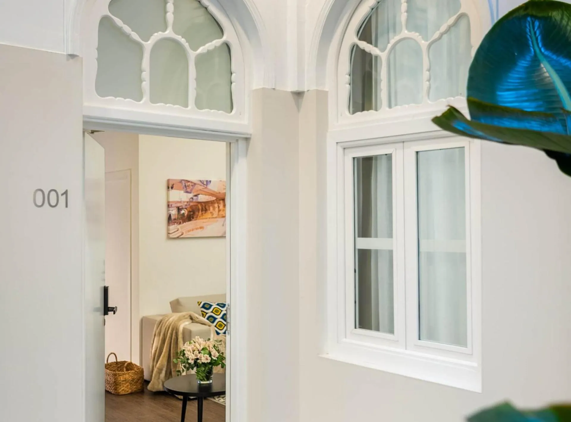 Living room in Casa Sevilla 1920 Suites by Época