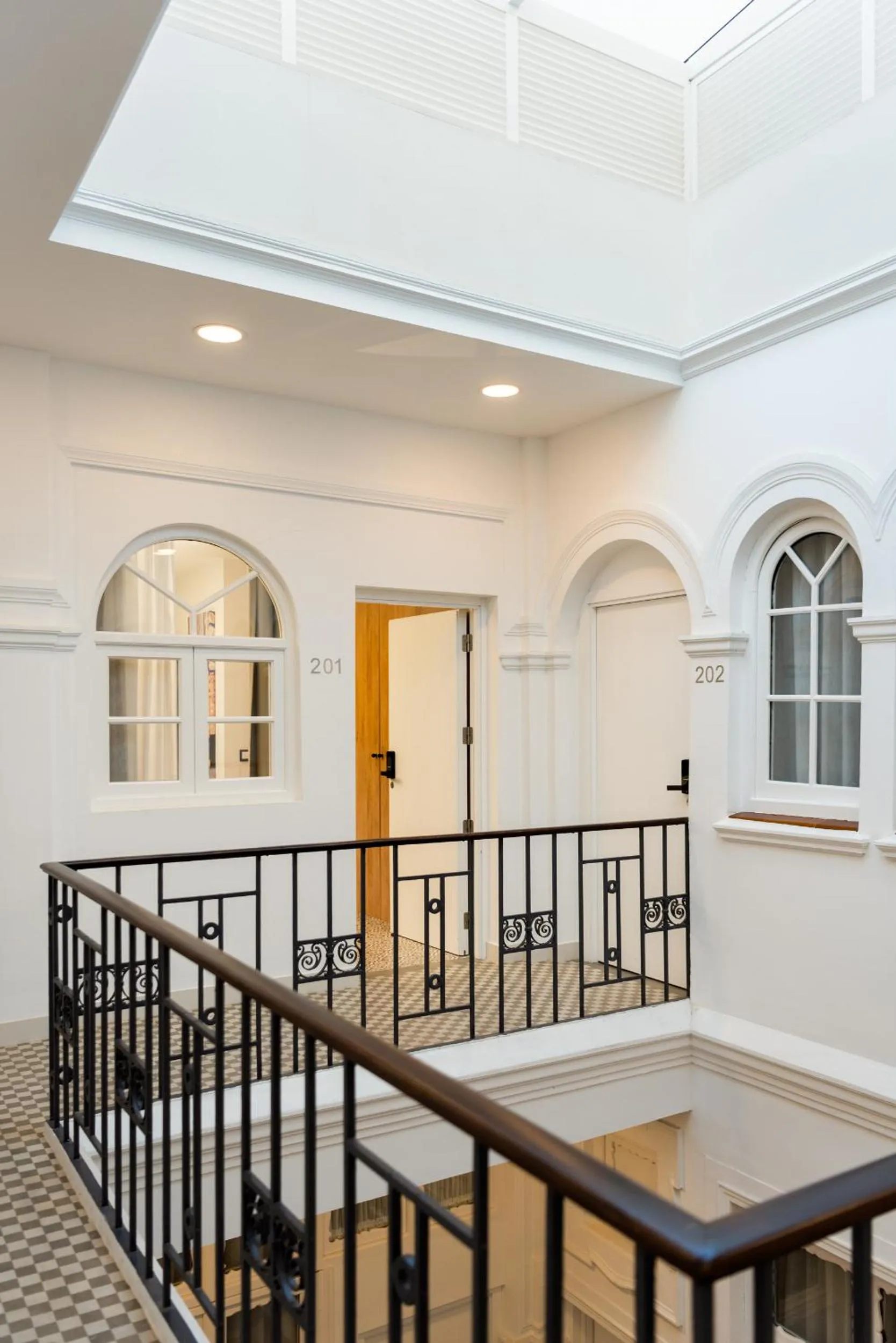 Facade/entrance in Casa Sevilla 1920 Suites by Época