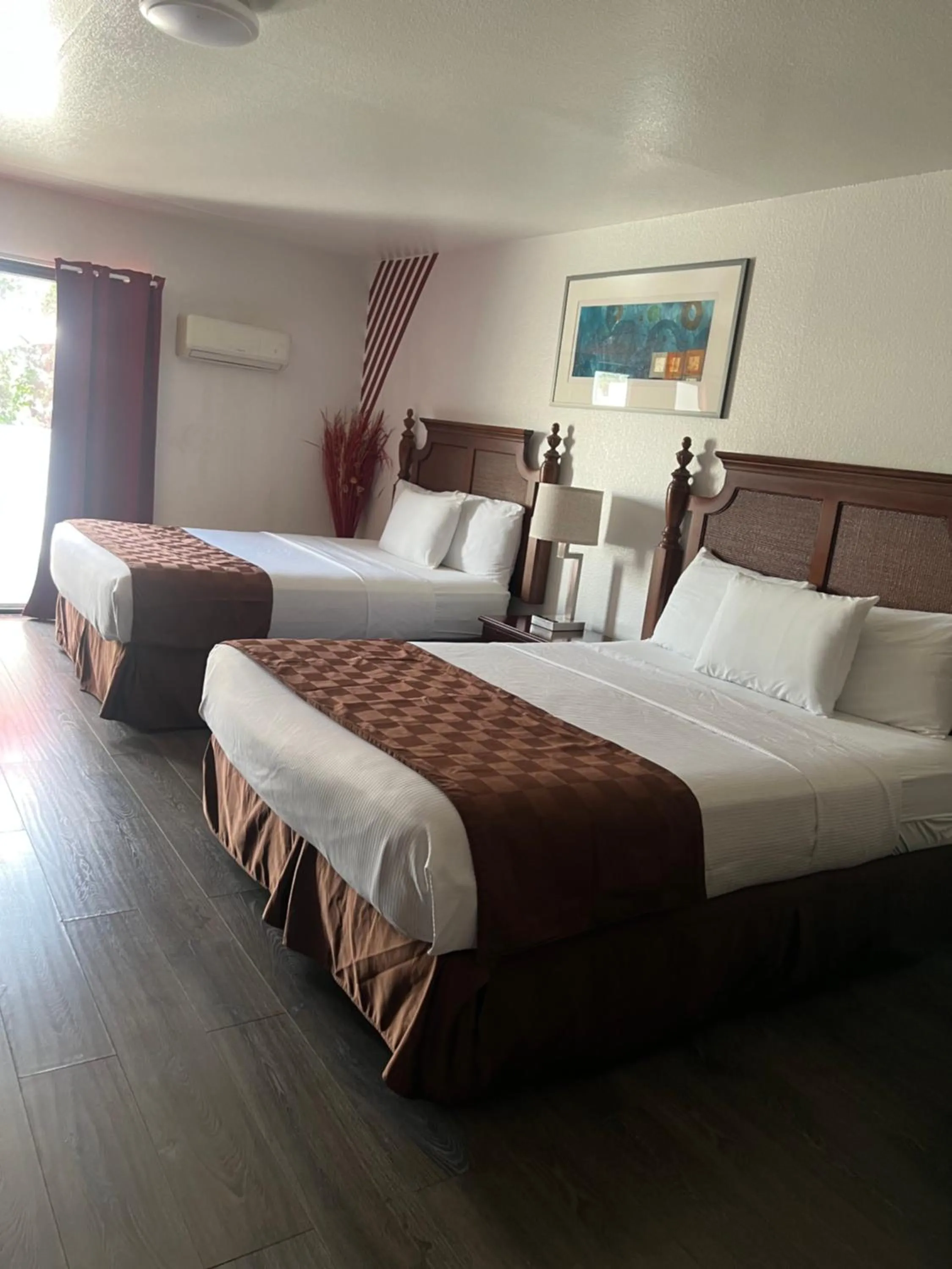 Photo of the whole room, Bed in Knights Inn Los Angeles Central / Convention Center Area