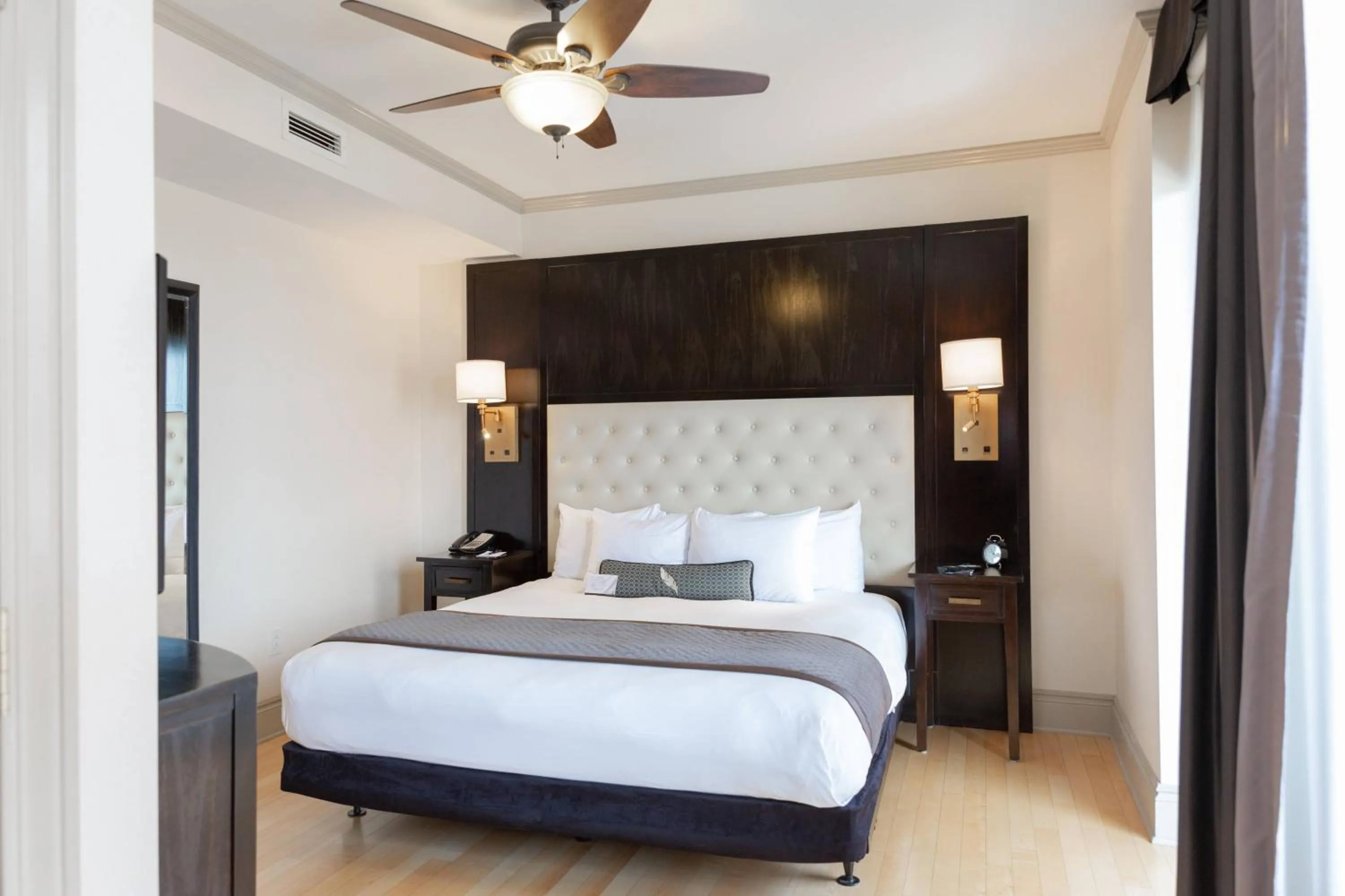 Bedroom, Bed in Hotel Blackhawk, Autograph Collection