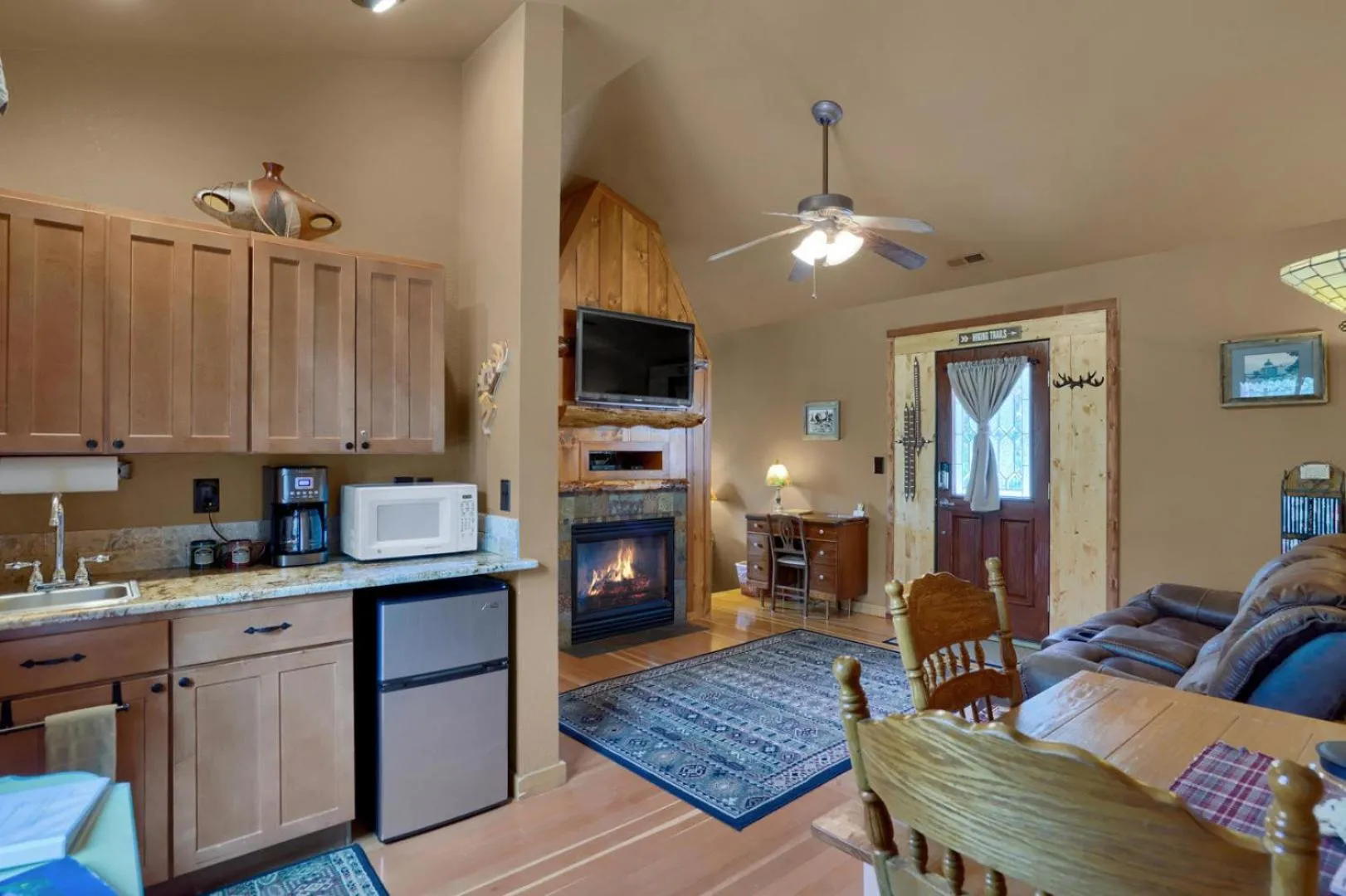 Kitchen or kitchenette in Pikes Peak Guest Cabin at Rocky Mountain Lodge
