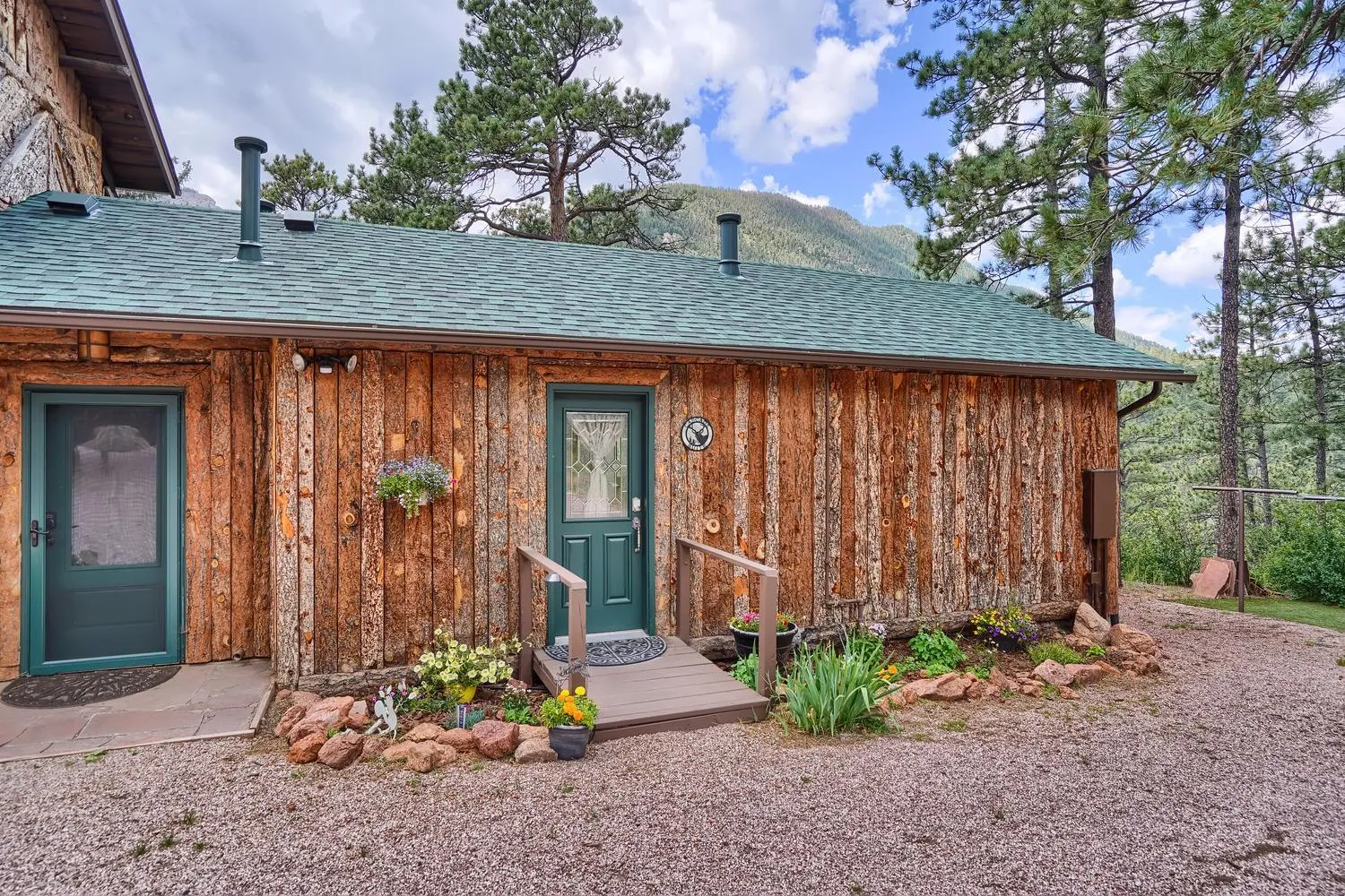 Property building in Pikes Peak Guest Cabin at Rocky Mountain Lodge