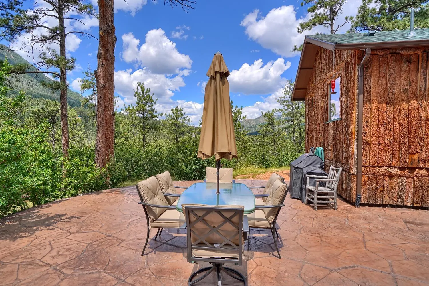 Patio in Pikes Peak Guest Cabin at Rocky Mountain Lodge