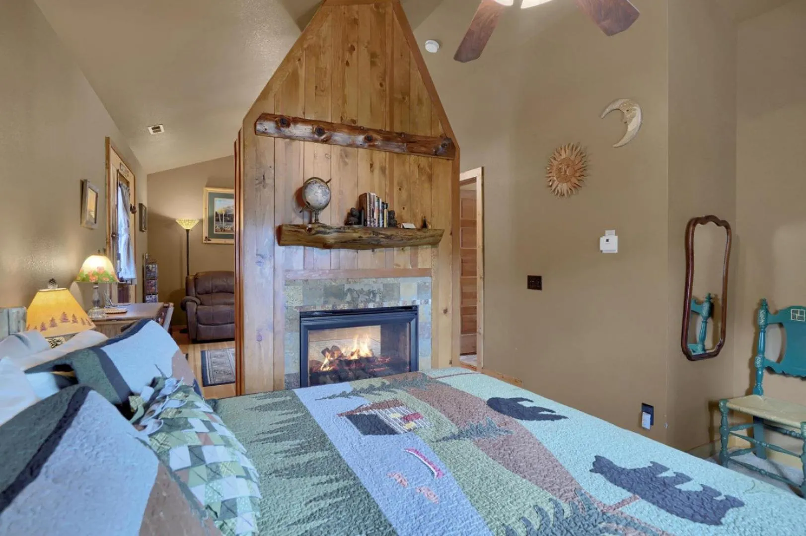 Bed in Pikes Peak Guest Cabin at Rocky Mountain Lodge