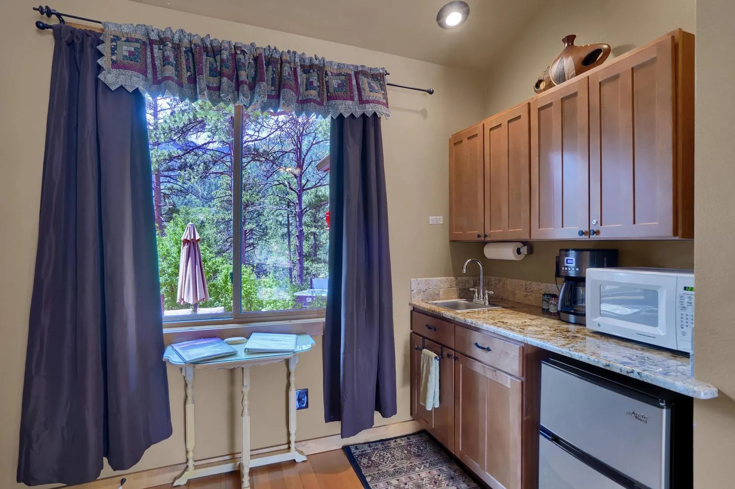 Coffee/tea facilities in Pikes Peak Guest Cabin at Rocky Mountain Lodge