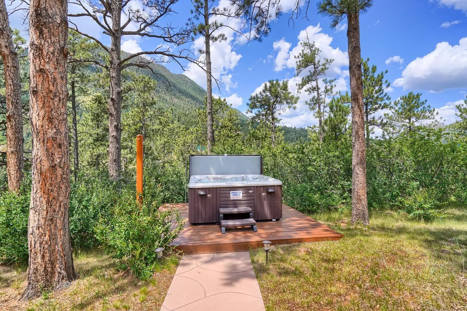 Natural landscape in Pikes Peak Guest Cabin at Rocky Mountain Lodge