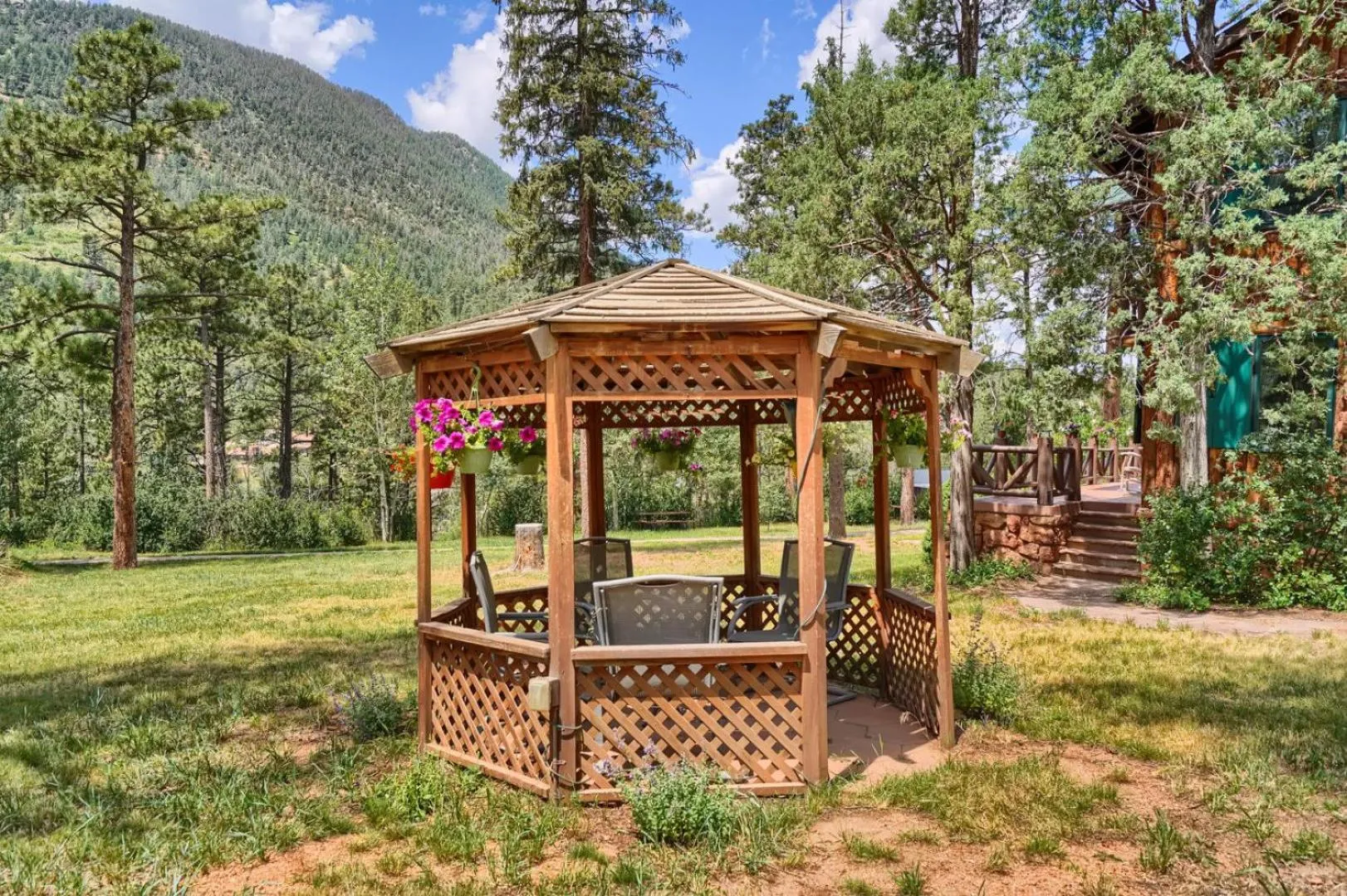 Garden in Pikes Peak Guest Cabin at Rocky Mountain Lodge