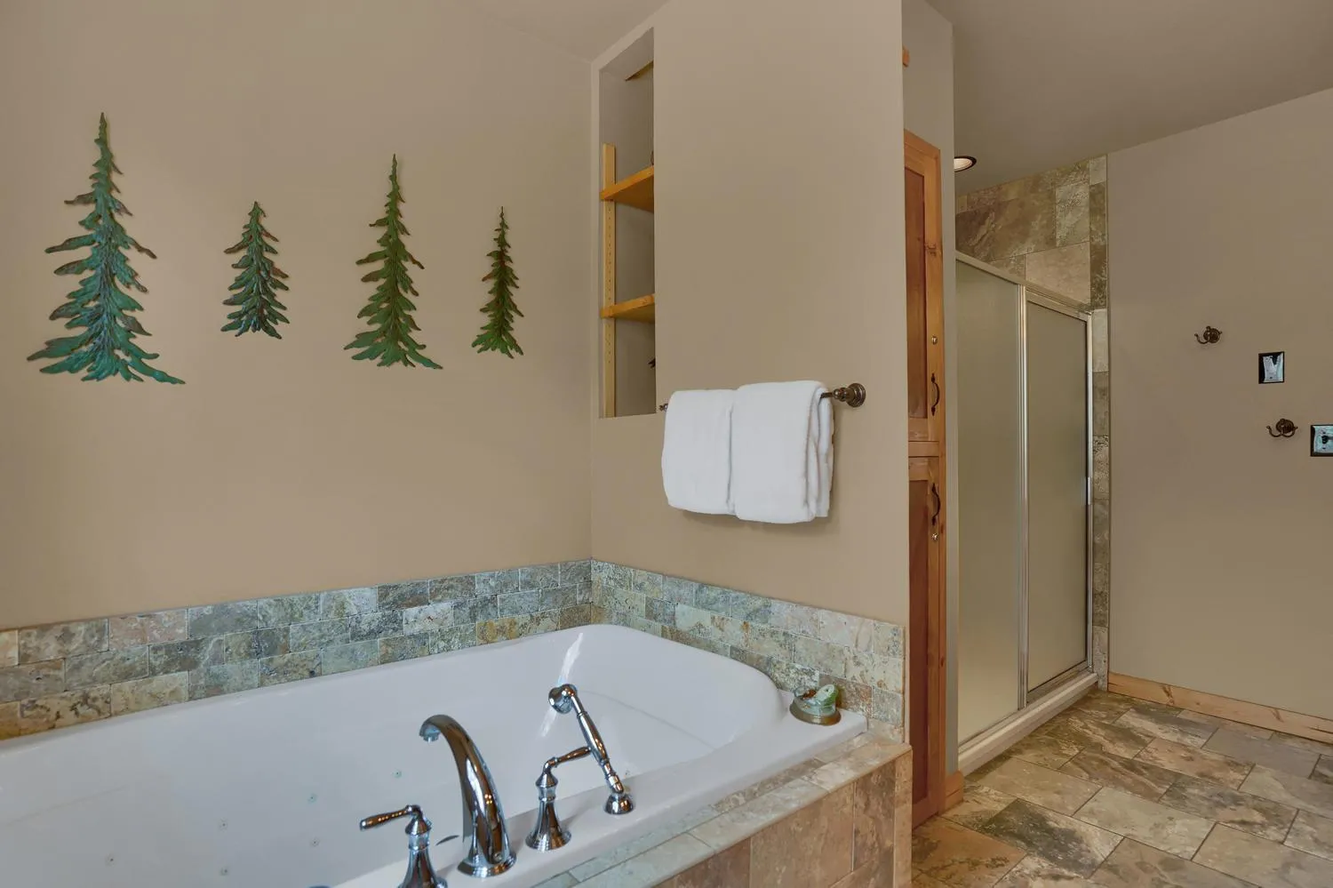 Shower in Pikes Peak Guest Cabin at Rocky Mountain Lodge