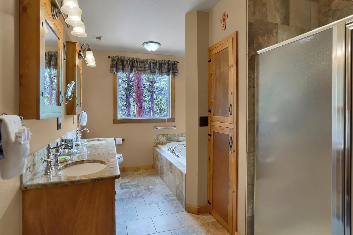 Shower in Pikes Peak Guest Cabin at Rocky Mountain Lodge