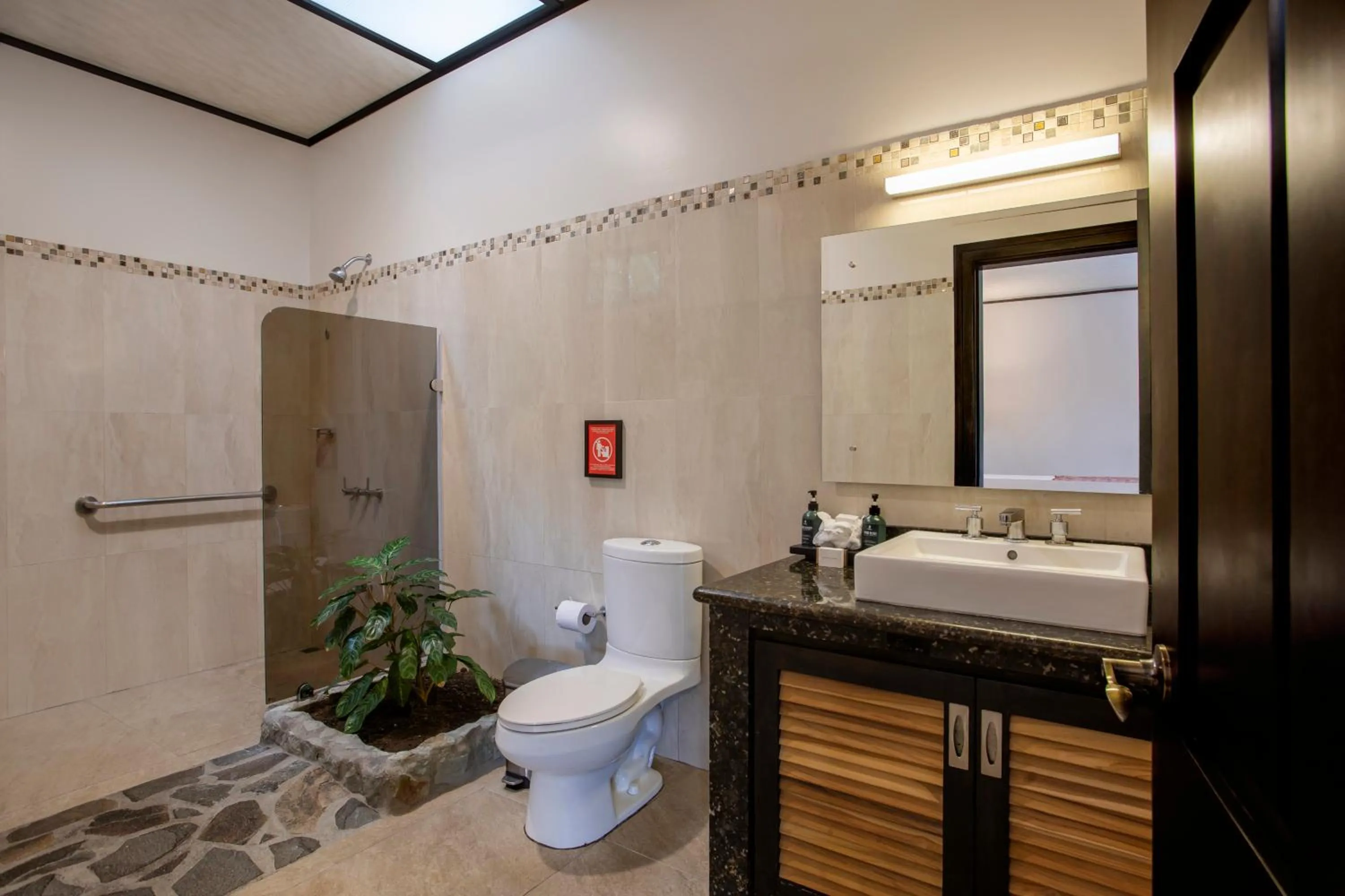 Shower in Arenal Manoa Resort & Hot Springs