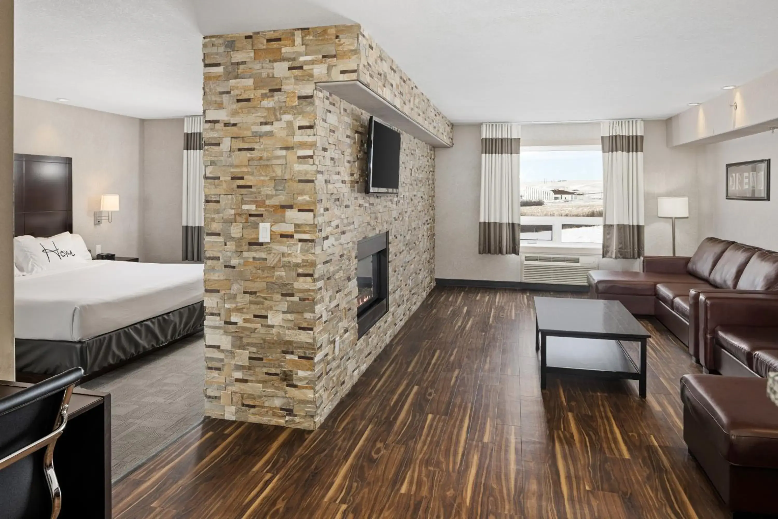 Photo of the whole room, Bed in Home Inn & Suites - Swift Current Photo of the whole room, Bed in Home Inn & Suites - Swift Current