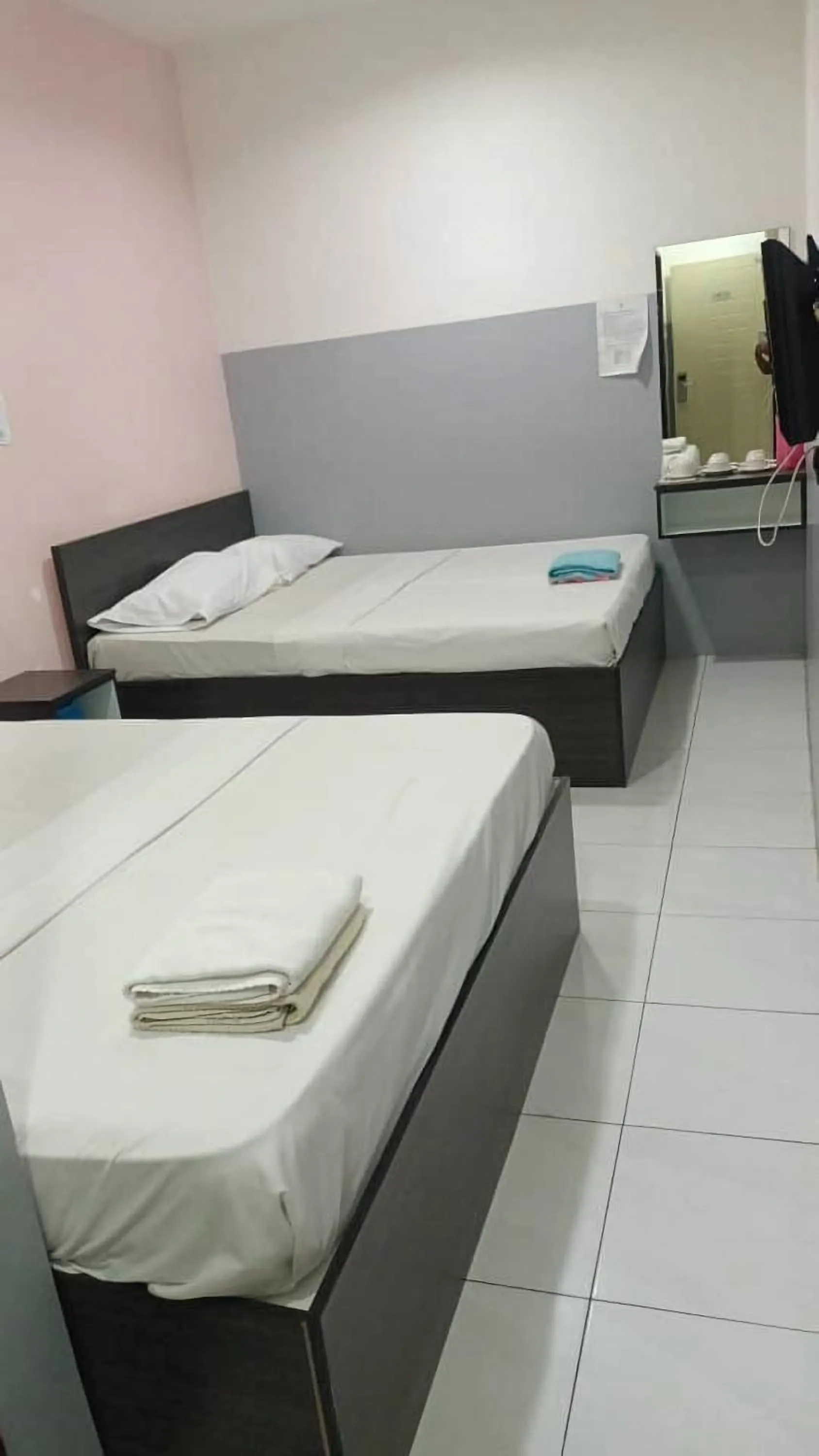 Bed in Hotel Checkedinn