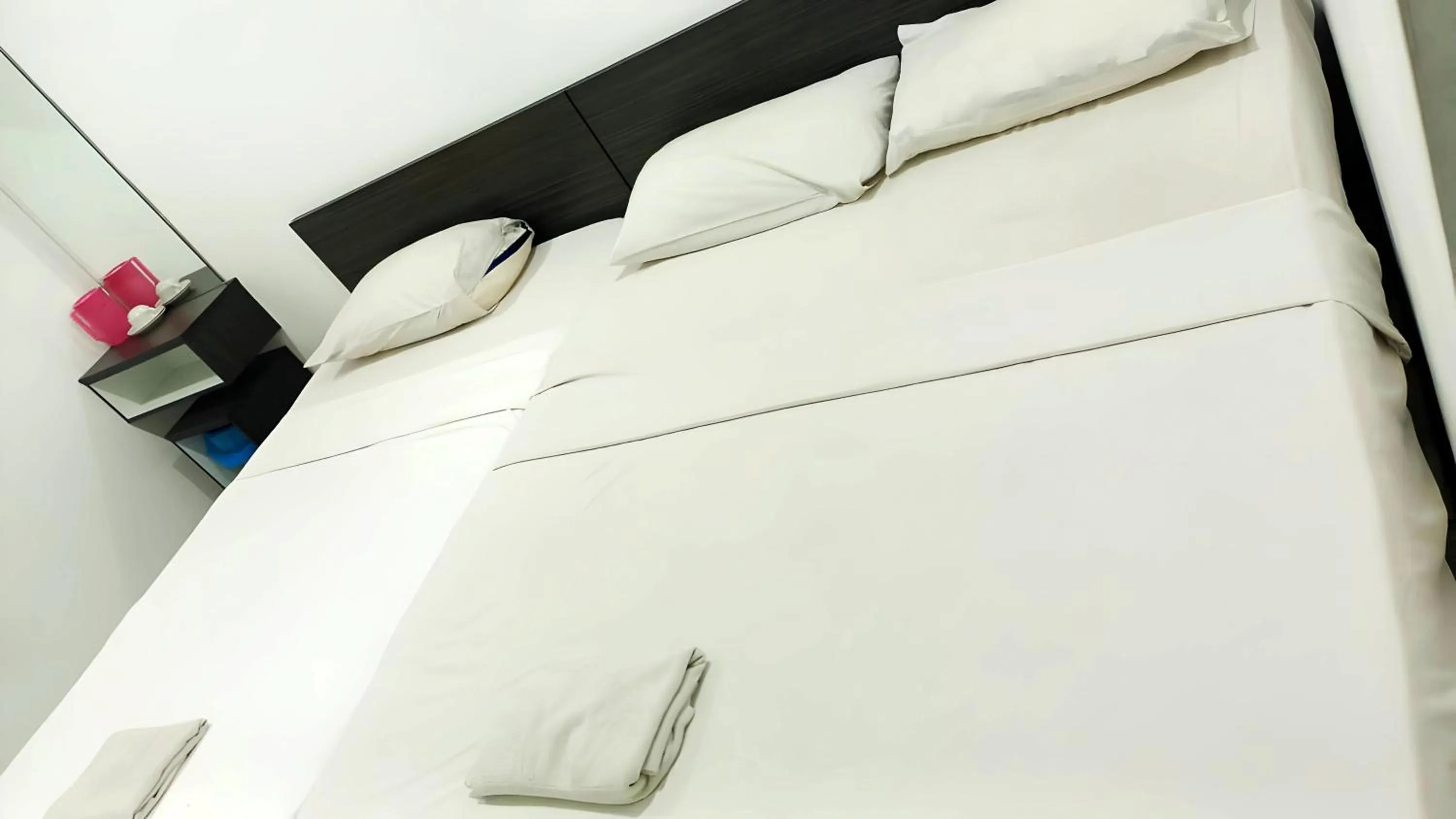 Bed in Hotel Checkedinn