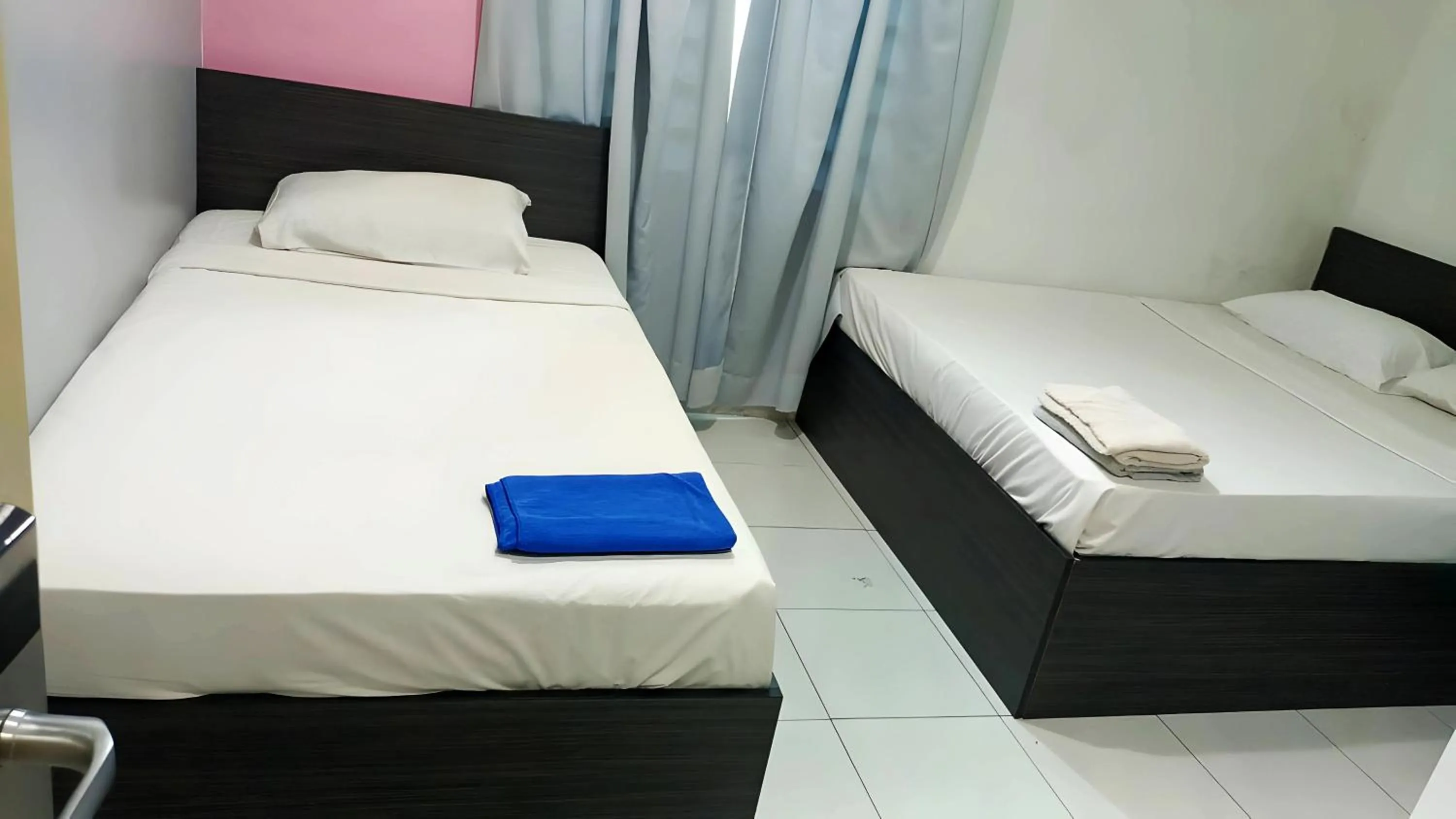 Bed in Hotel Checkedinn