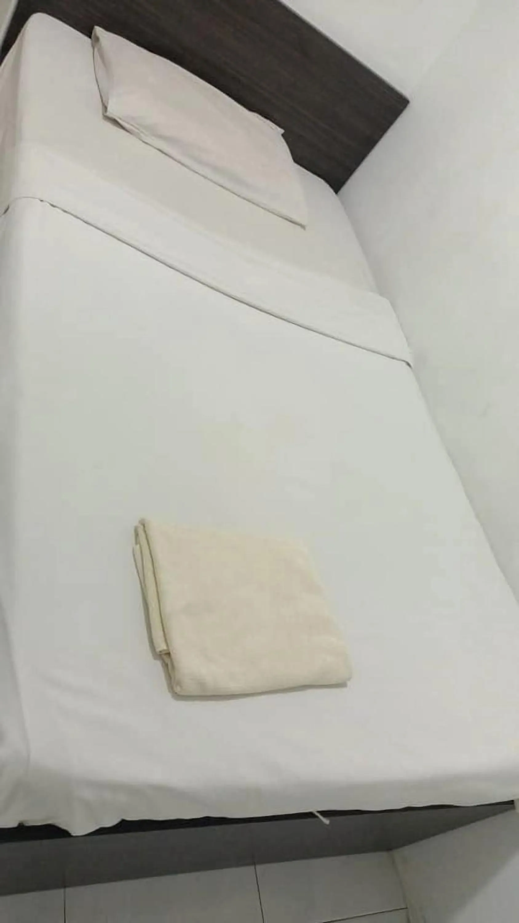 Bed in Hotel Checkedinn