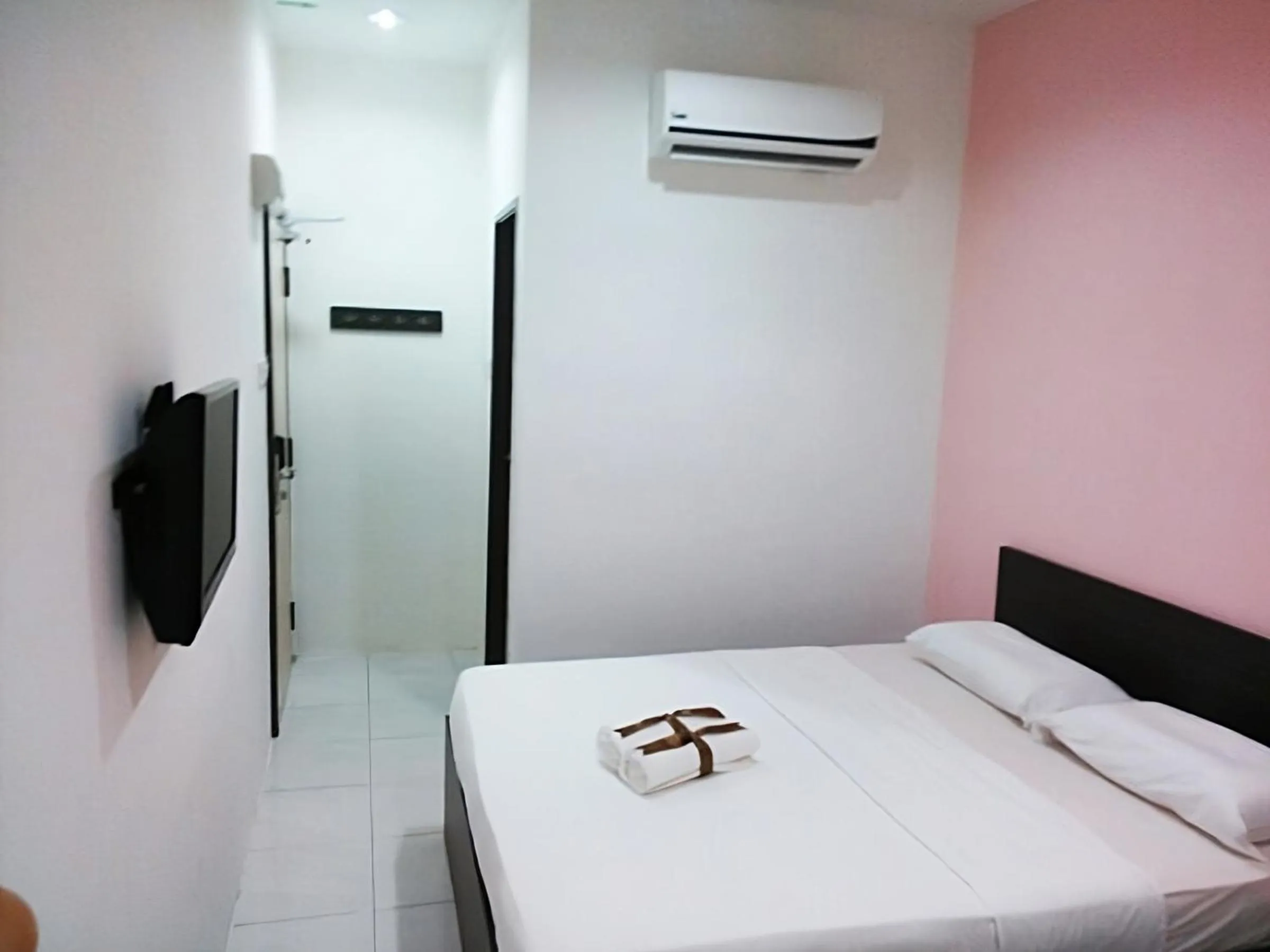 Bed in Hotel Checkedinn