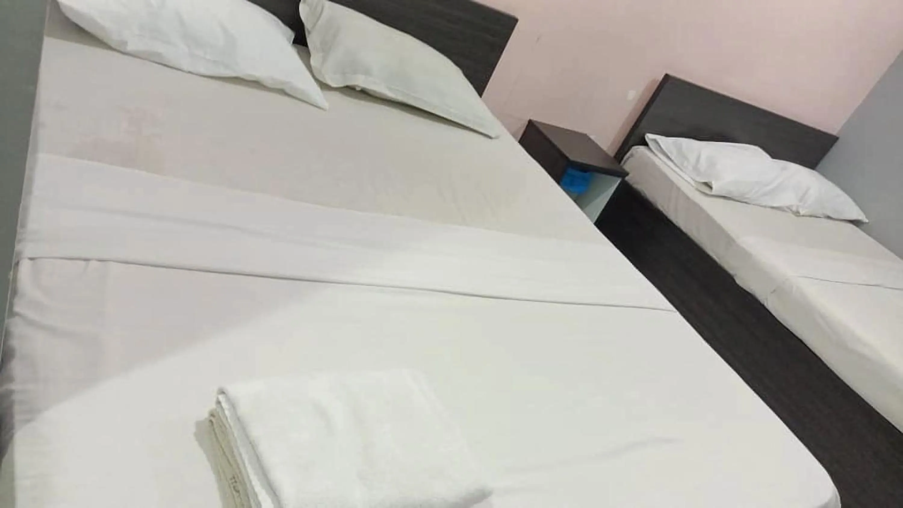 Bed in Hotel Checkedinn