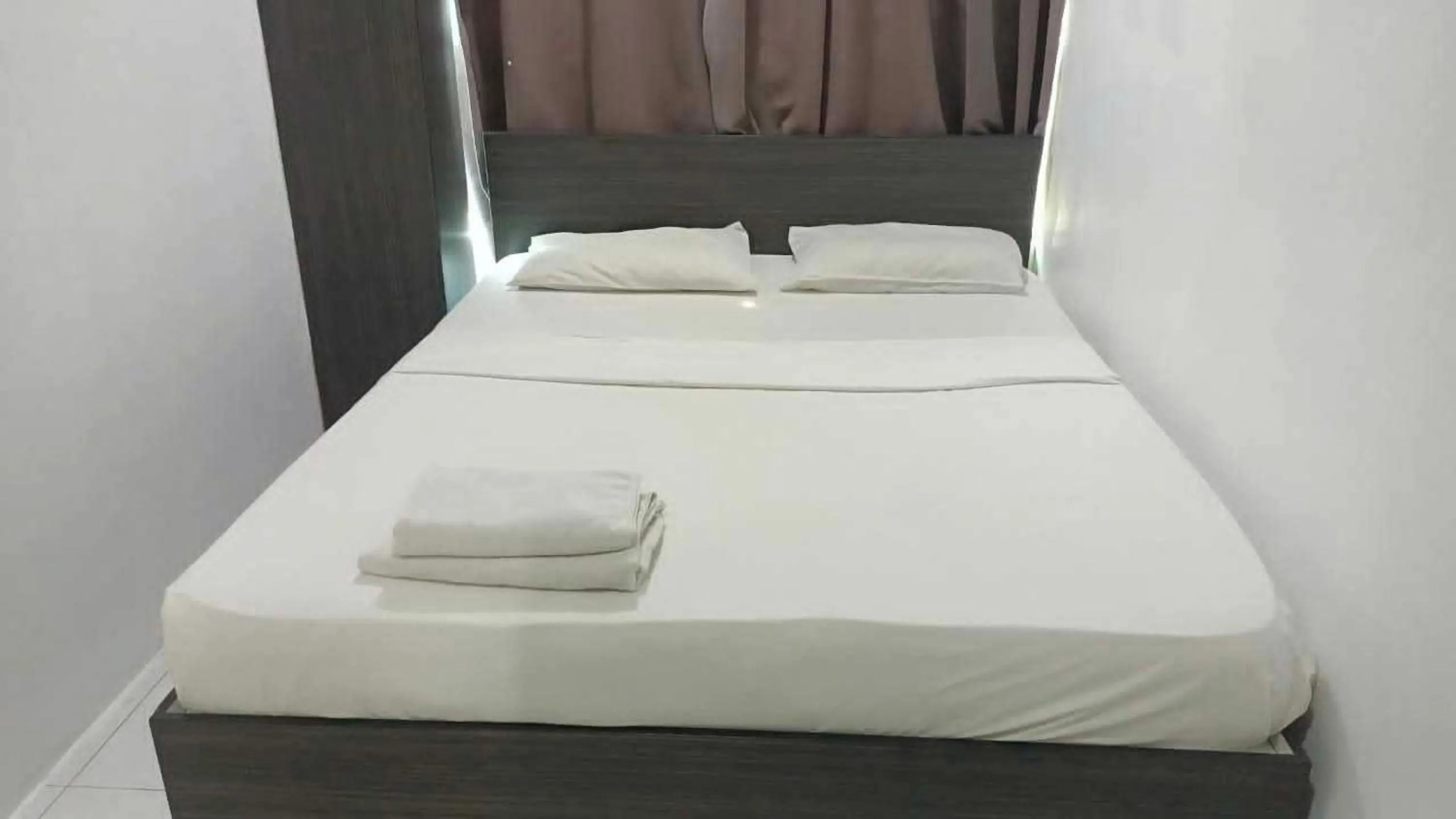 Bed in Hotel Checkedinn