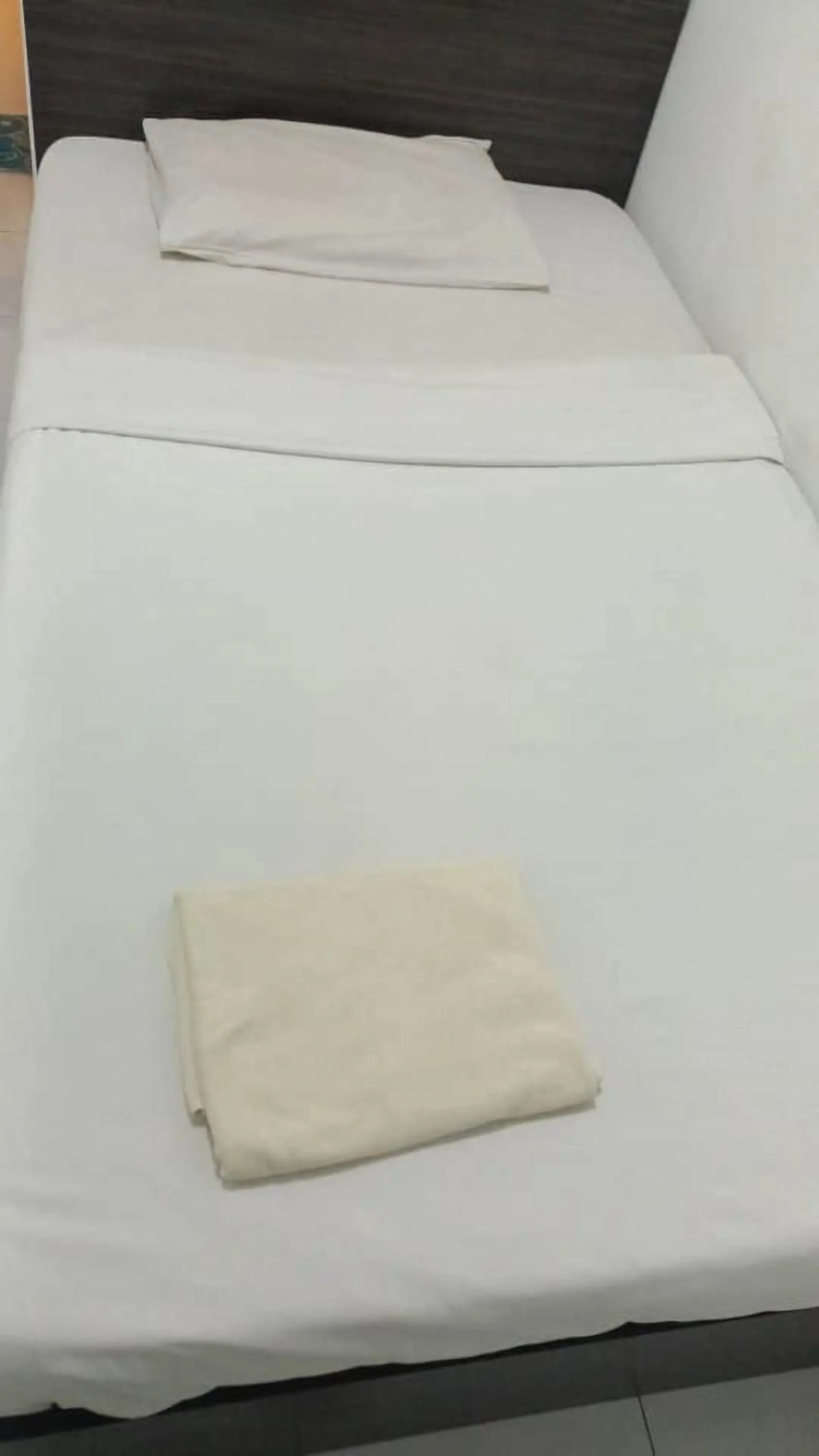 Bed in Hotel Checkedinn