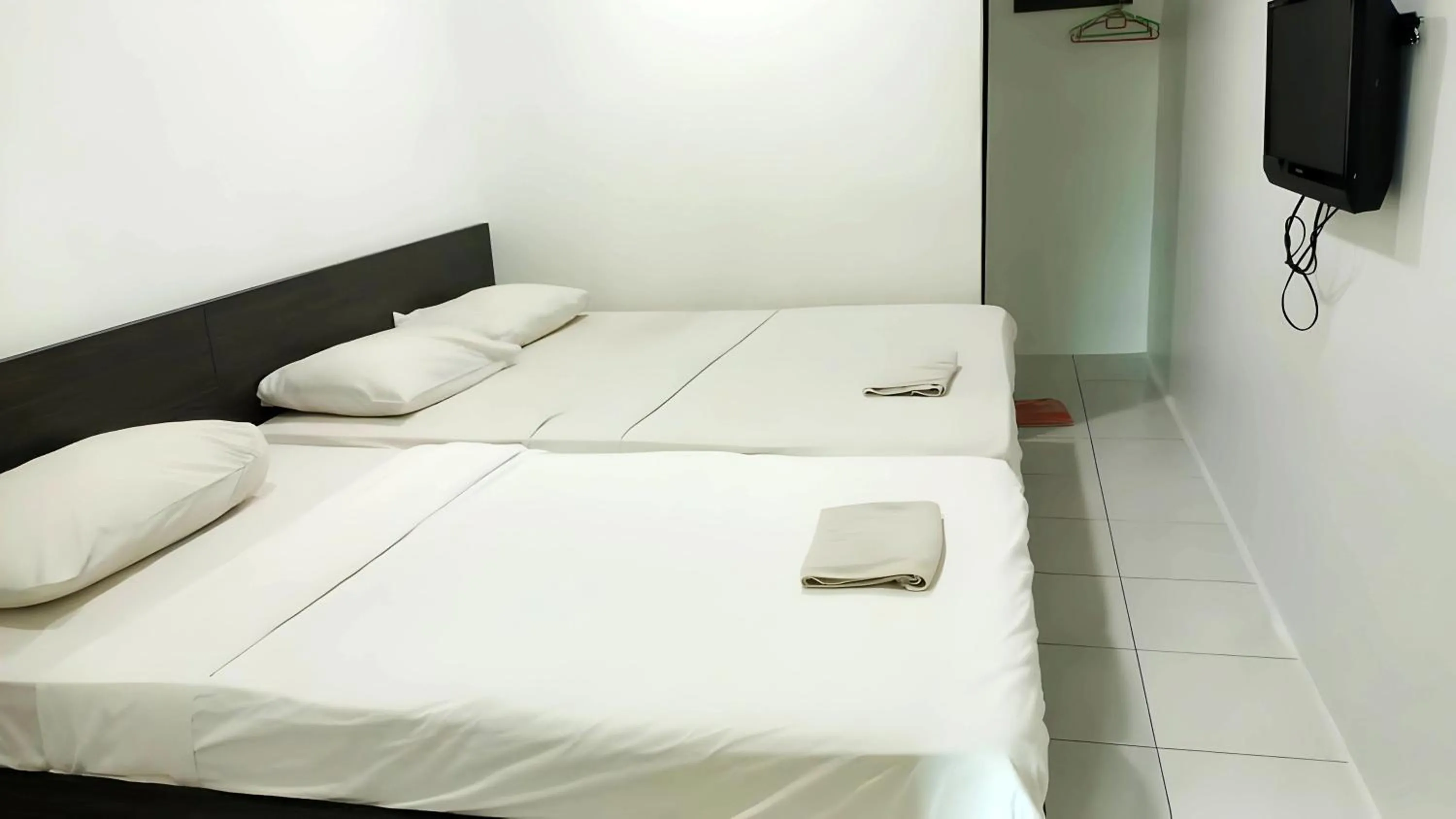 Bed in Hotel Checkedinn