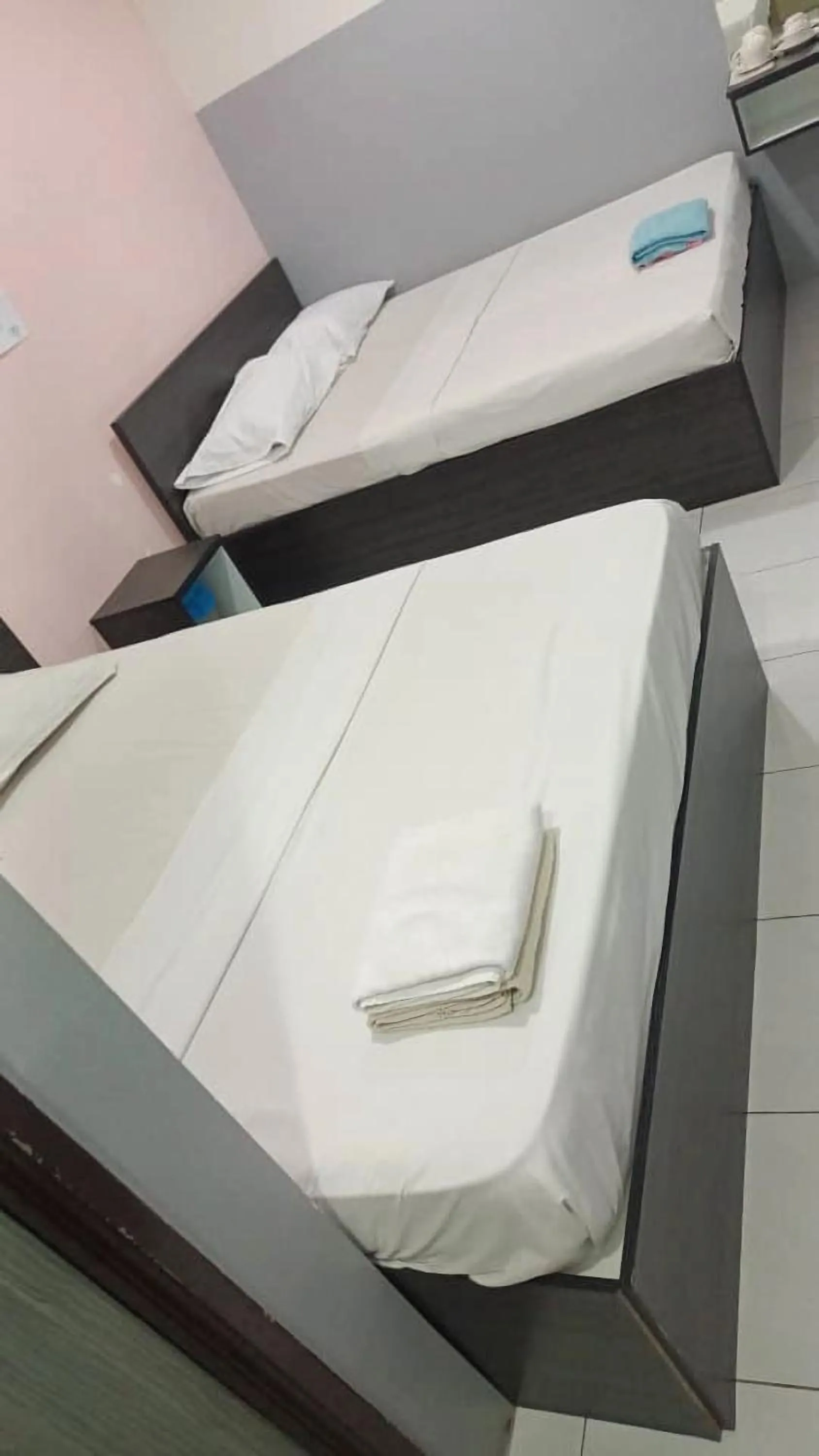 Bed in Hotel Checkedinn