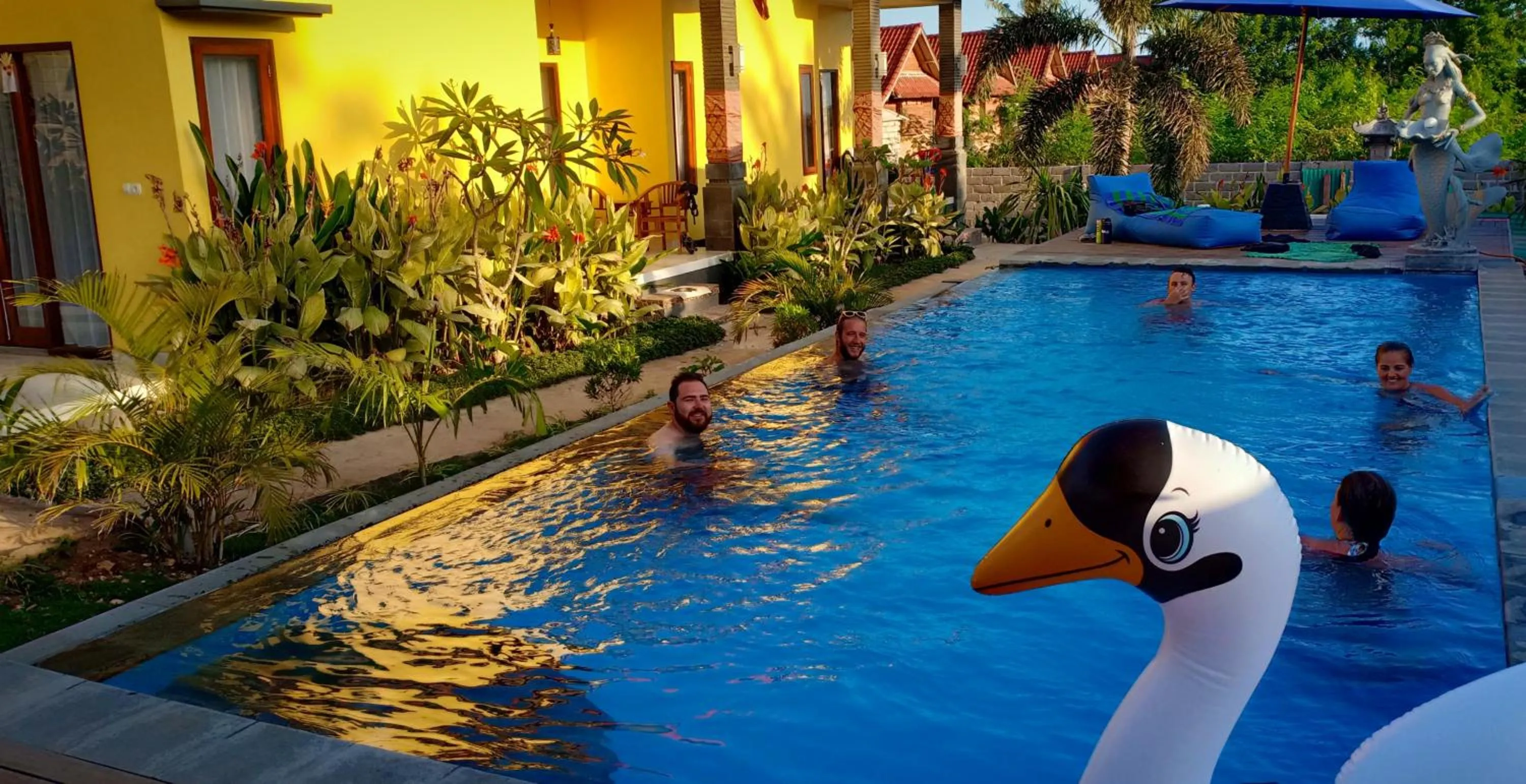 Swimming pool in Dream Beach Hostel Lembongan