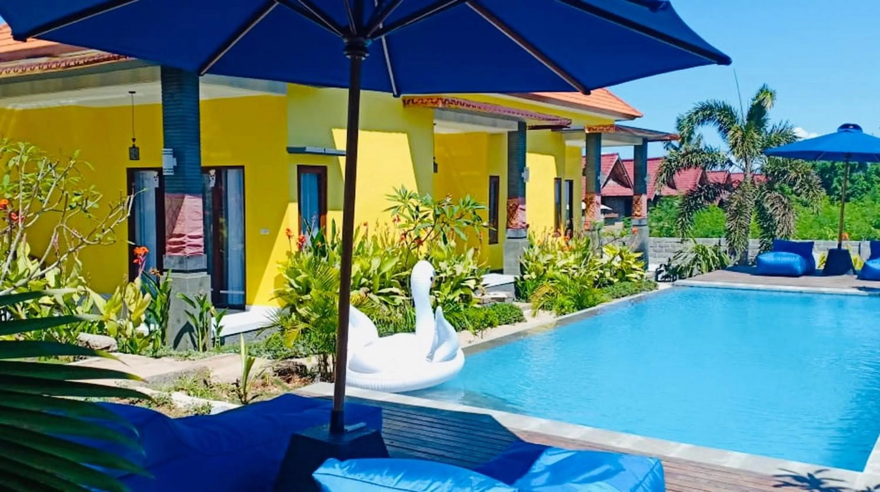 Swimming pool in Dream Beach Hostel Lembongan