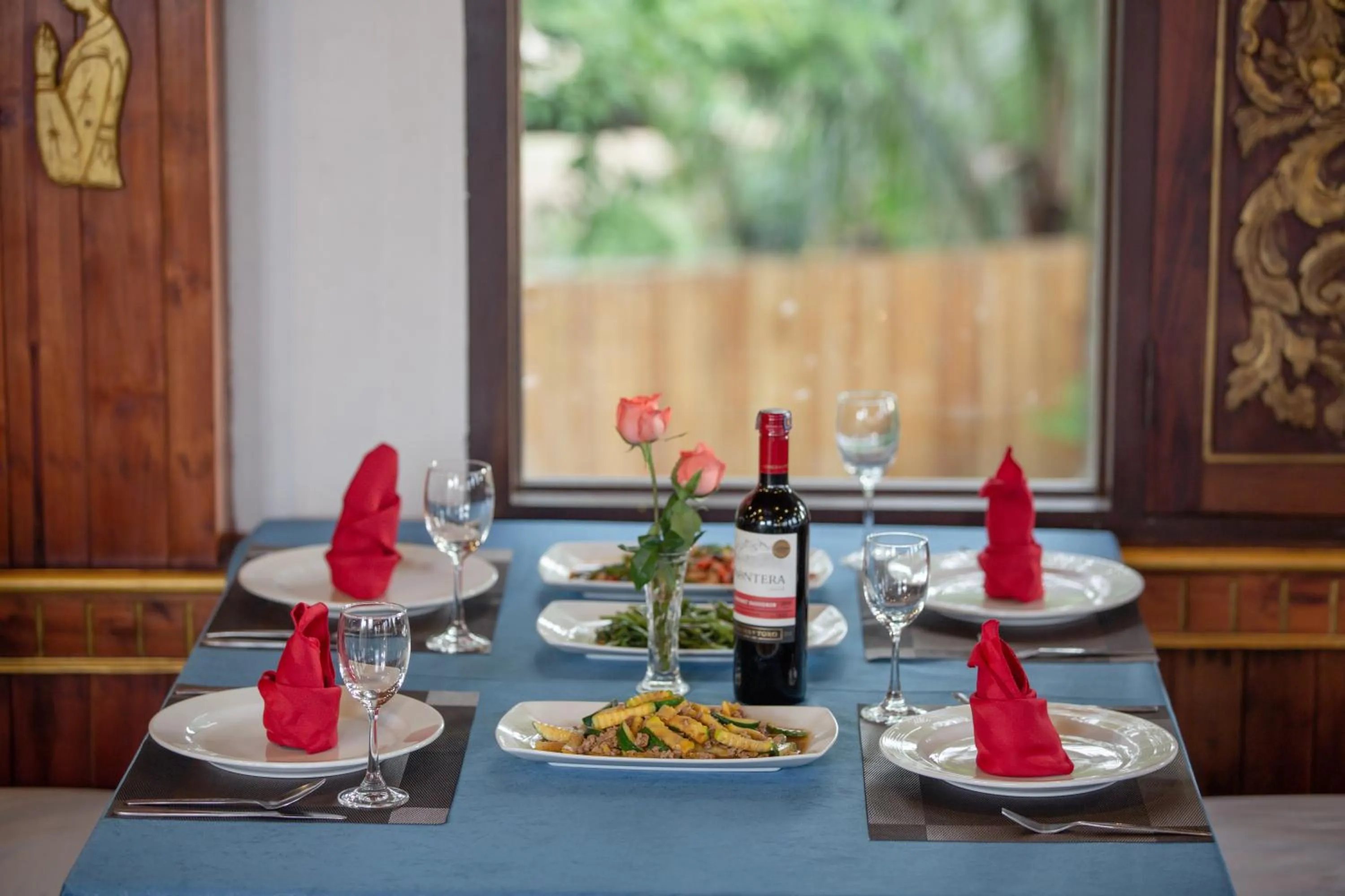 Restaurant/places to eat in E-Outfitting Vang Thong Hotel