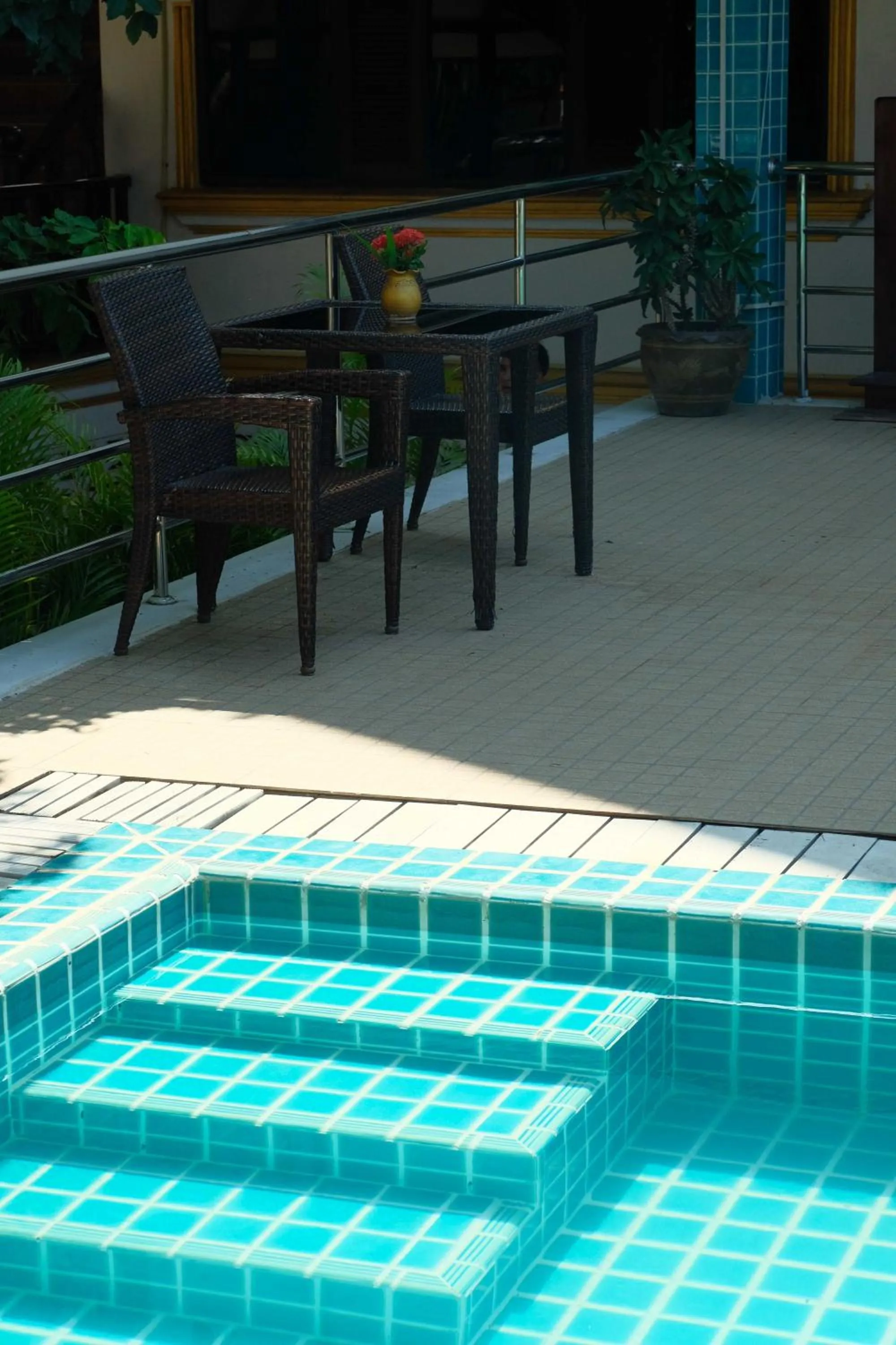 Pool view in E-Outfitting Vang Thong Hotel