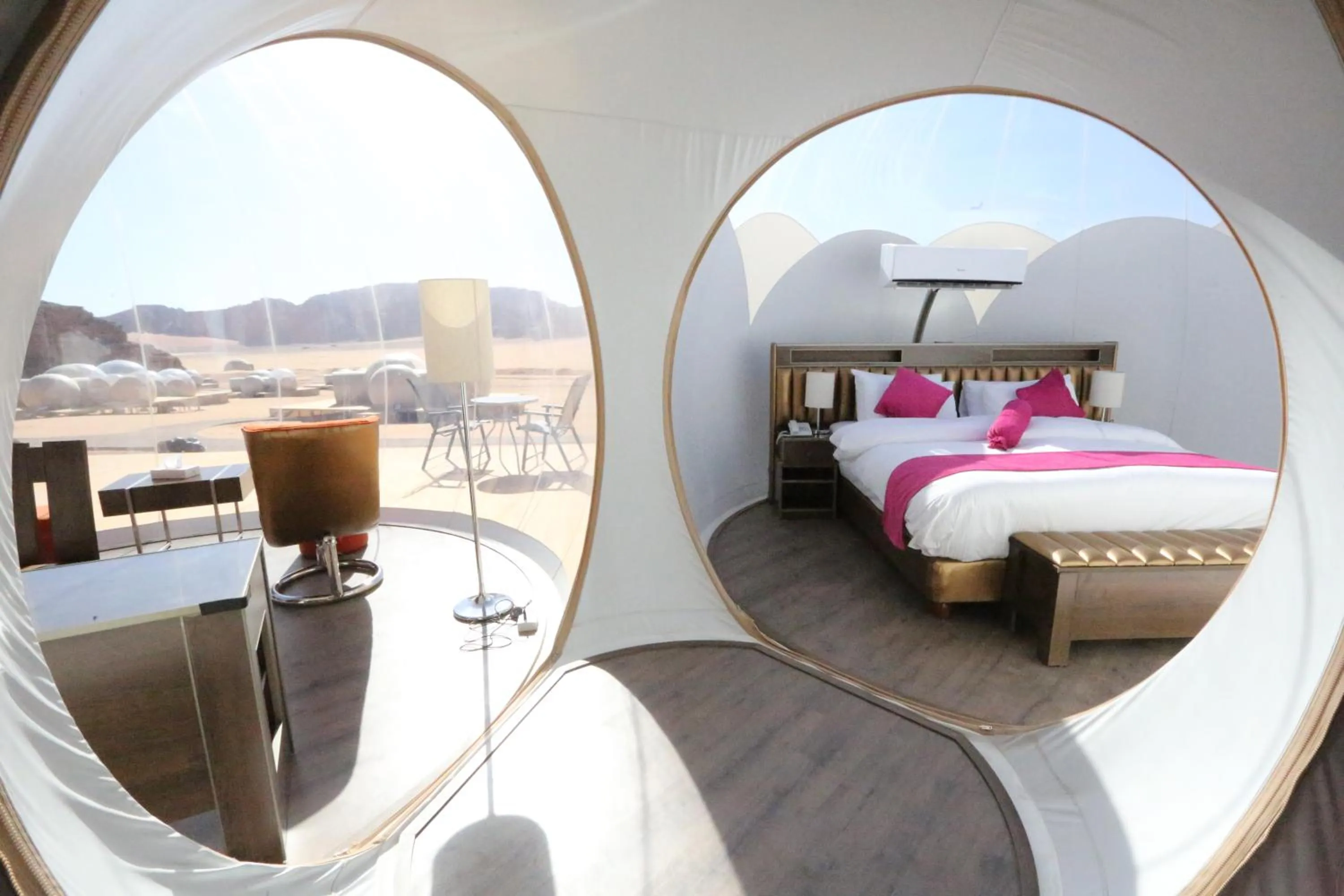 Seating area, Bed in Wadi Rum Bubble Luxotel