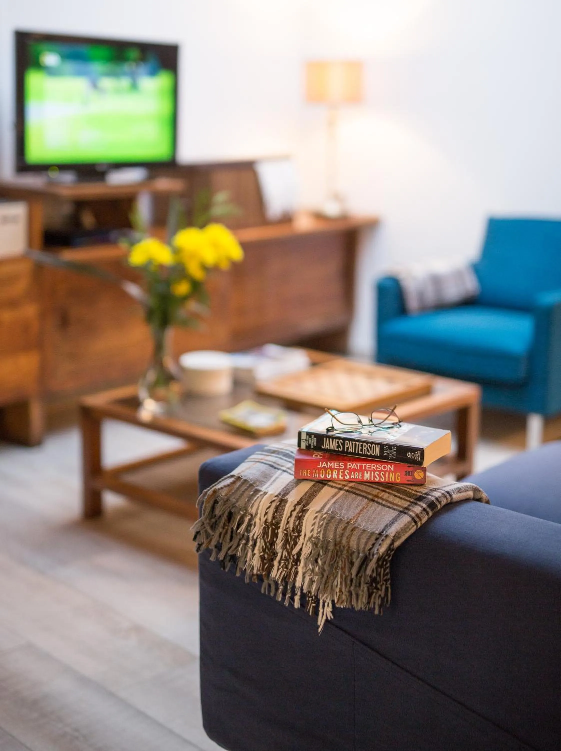 Communal lounge/ TV room in Hotel Alcides