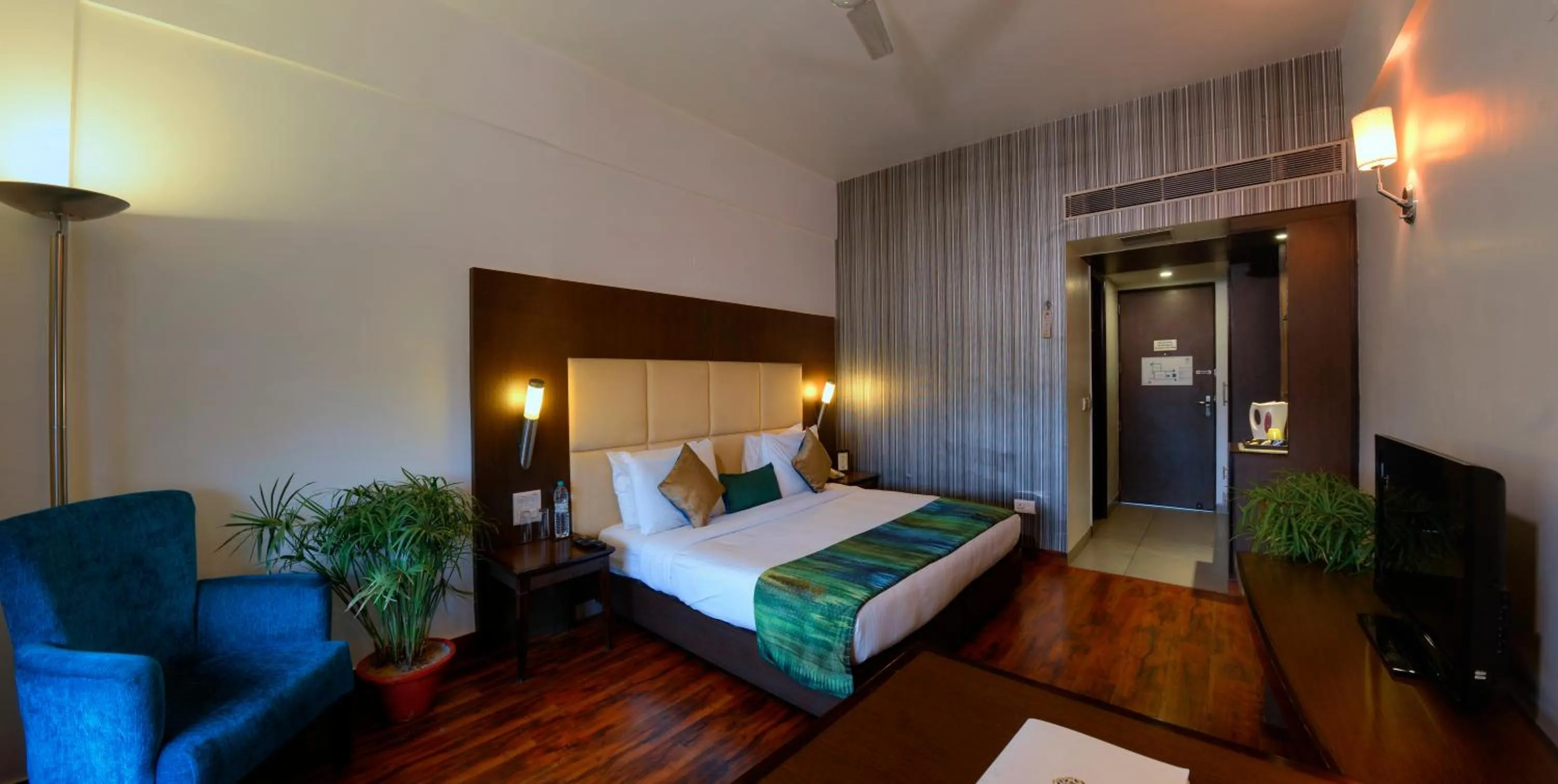 TV and multimedia, Bed in TreeHouse Hotel Club & Spa