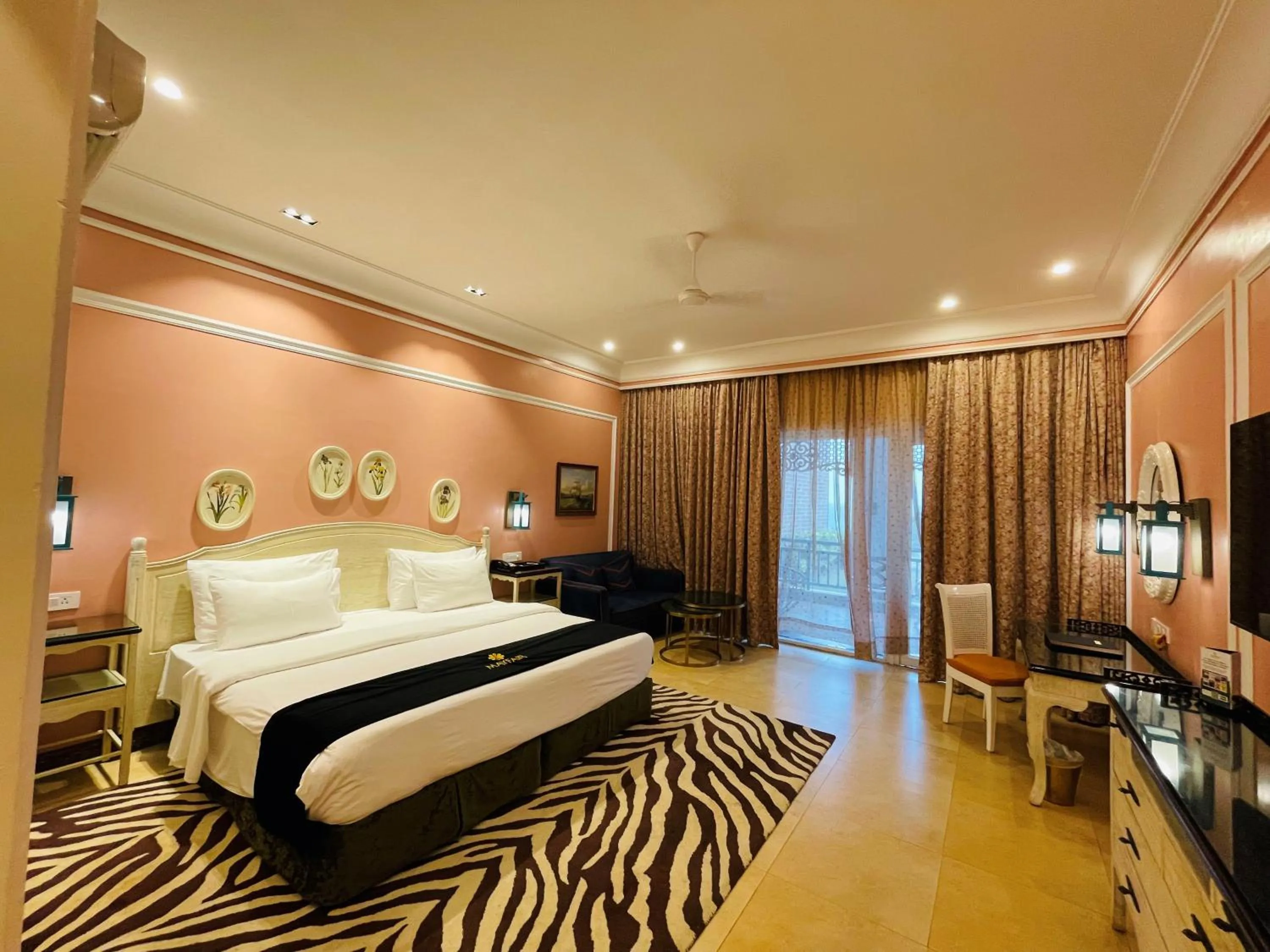 Bedroom, Bed in Mayfair Palm Beach Resort