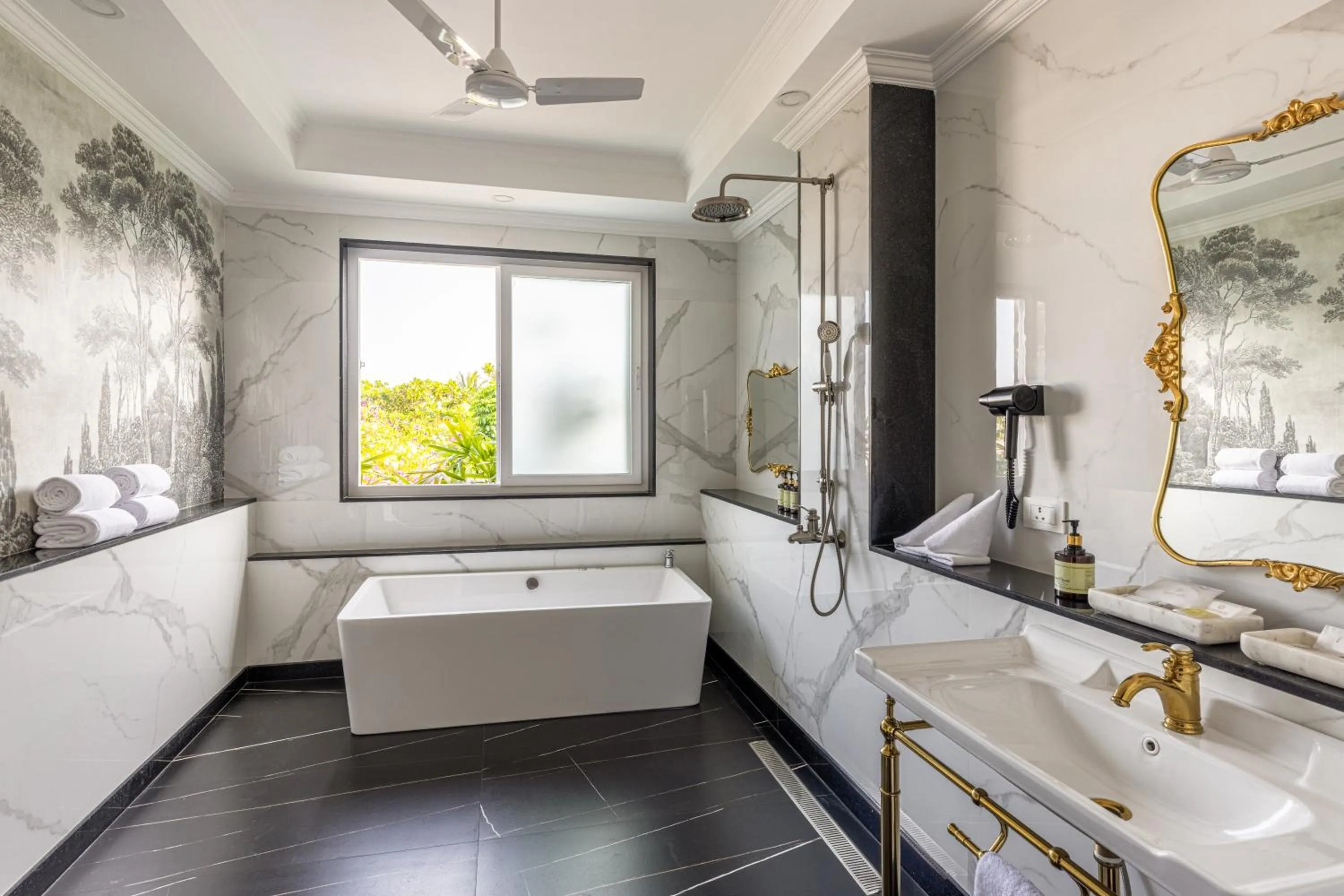 Bathroom in Mayfair Palm Beach Resort