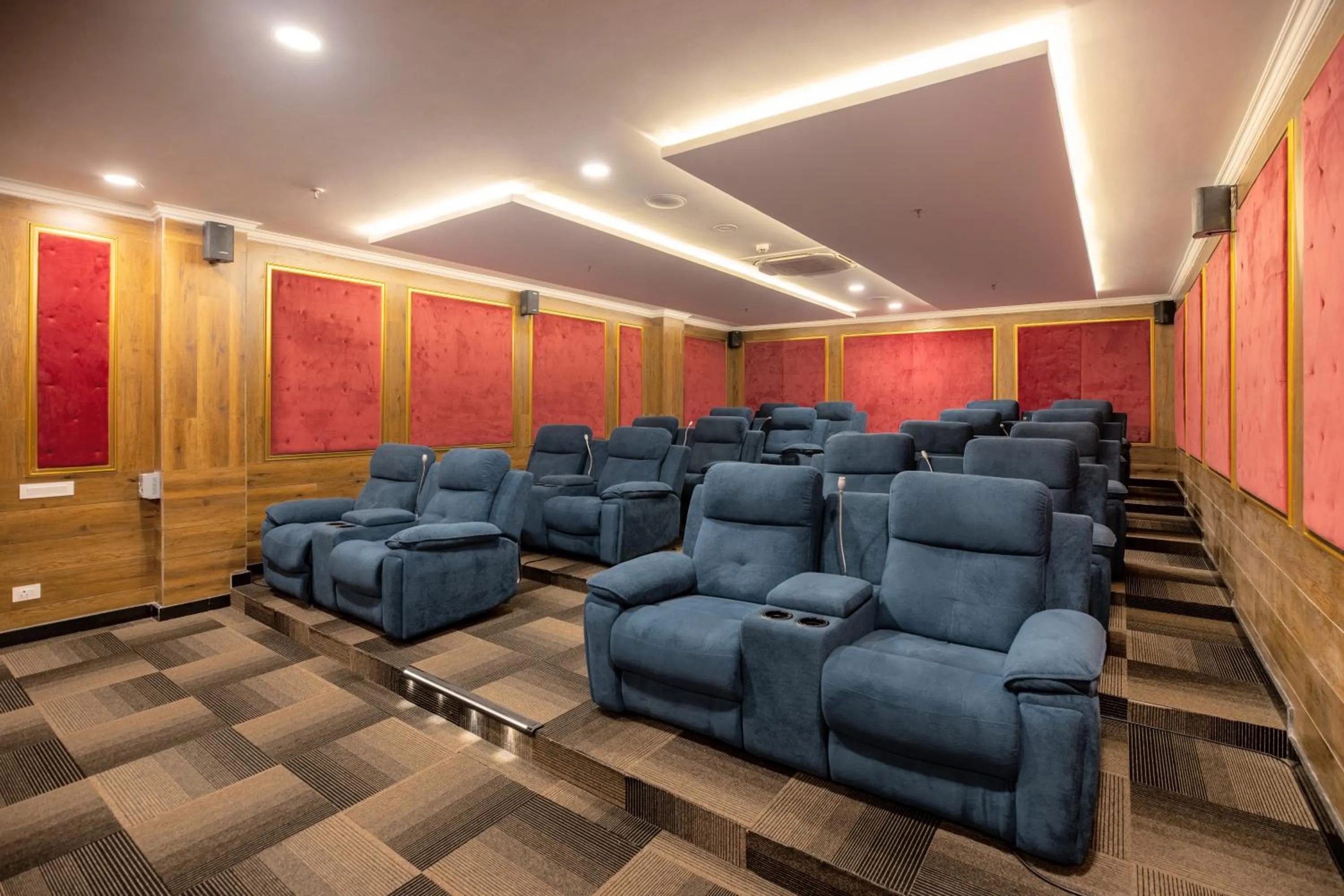 Entertainment in Mayfair Palm Beach Resort