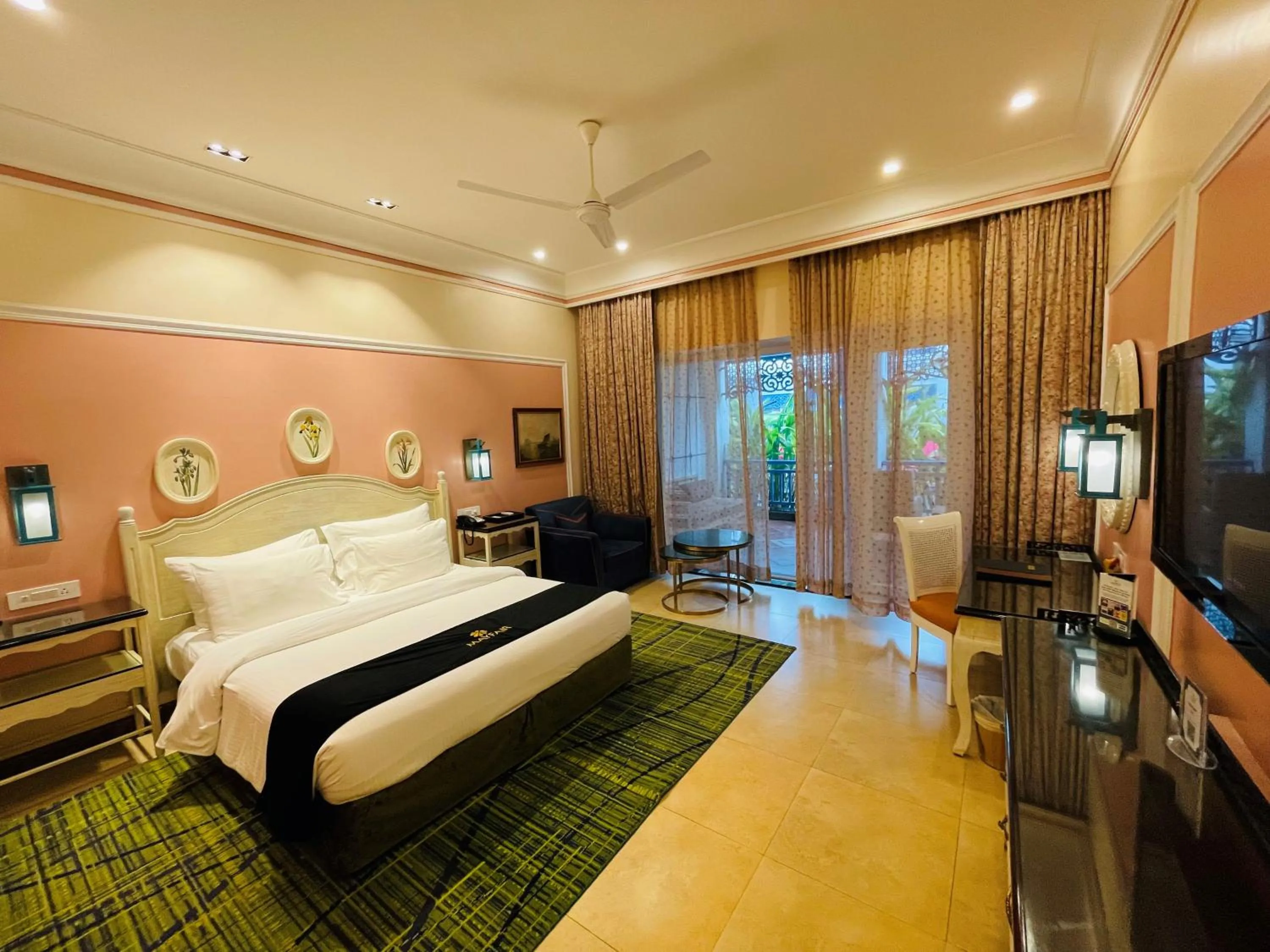 Bedroom, Bed in Mayfair Palm Beach Resort