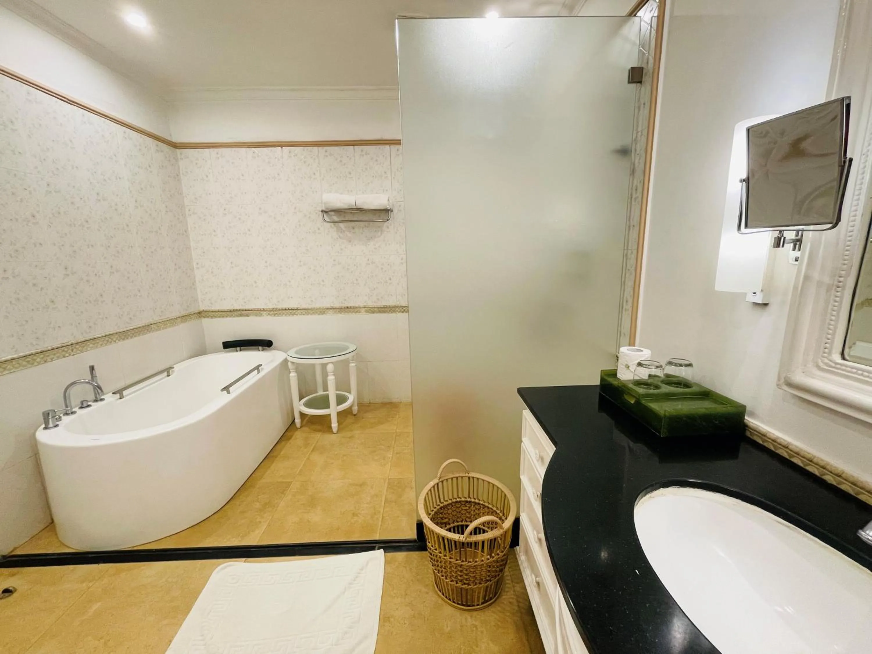 Bathroom in Mayfair Palm Beach Resort