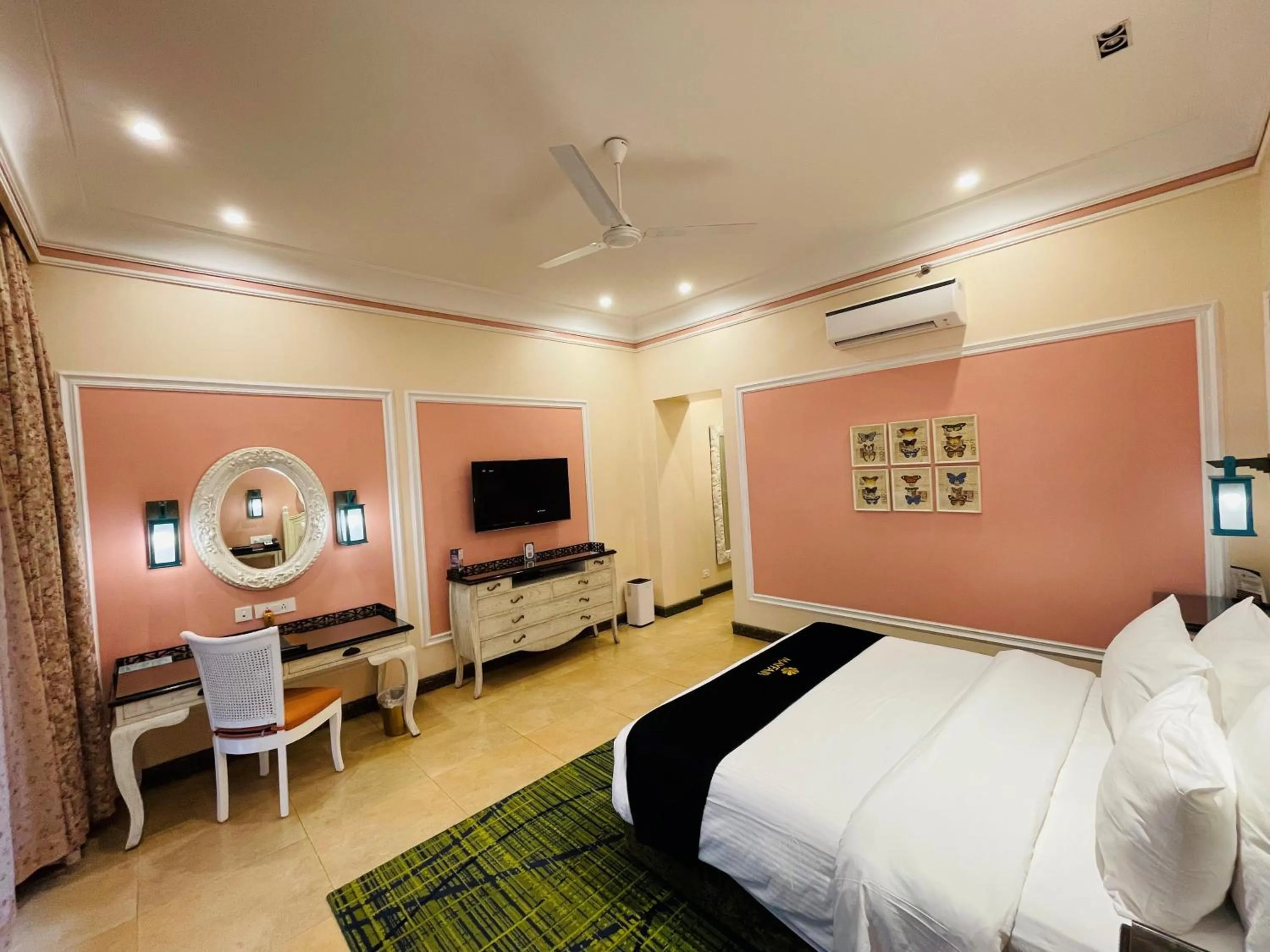 Bedroom, Bed in Mayfair Palm Beach Resort