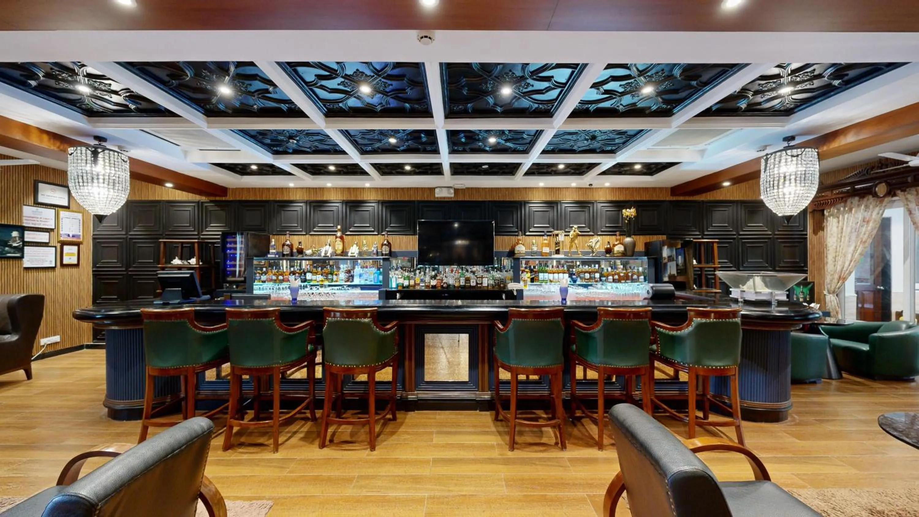 Restaurant/places to eat in Mayfair Palm Beach Resort