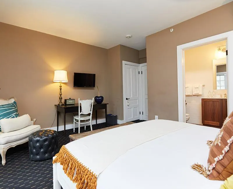 Photo of the whole room, Bed in Shelter Harbor Inn