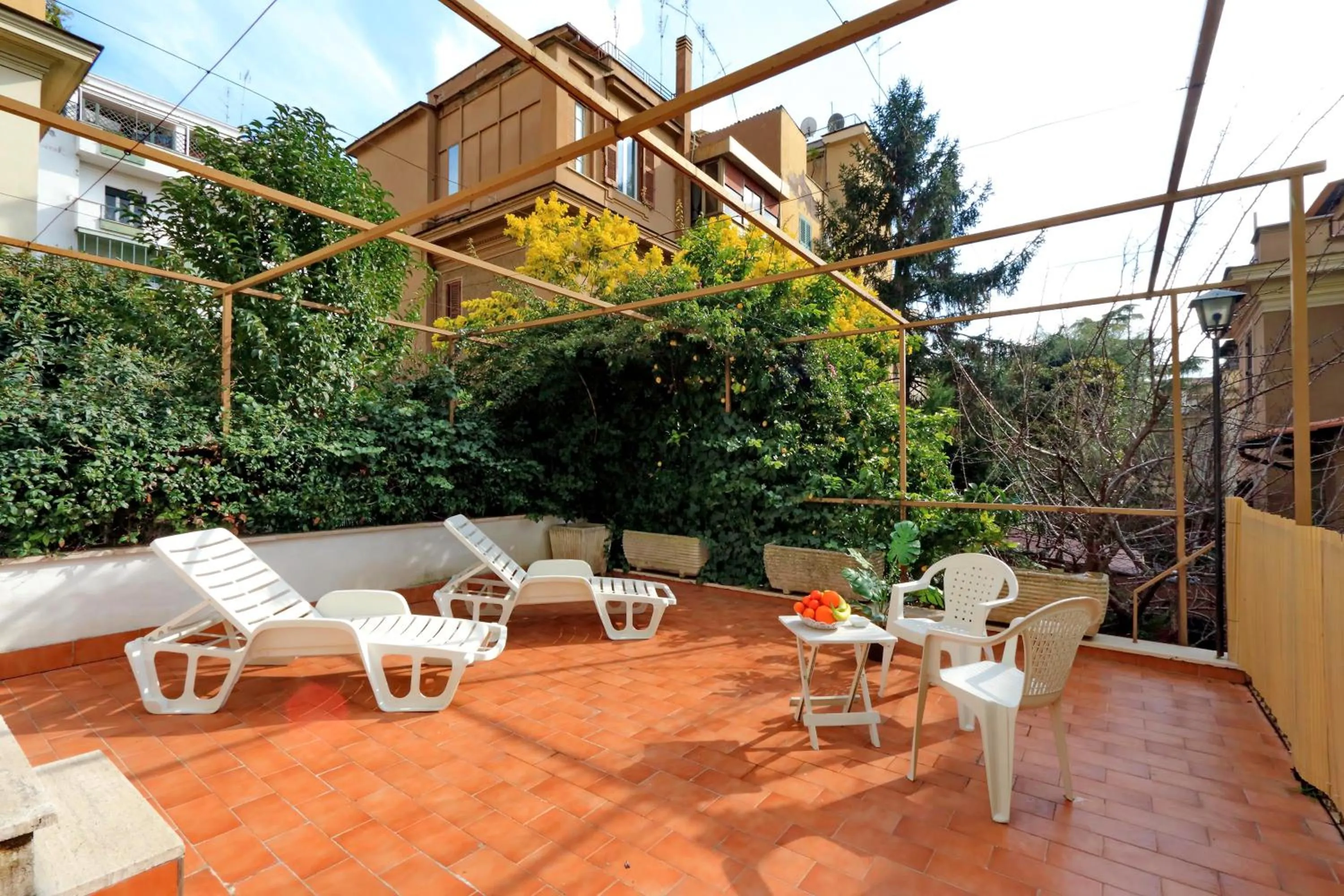 Garden in I Pini di Roma - Rooms & Suites