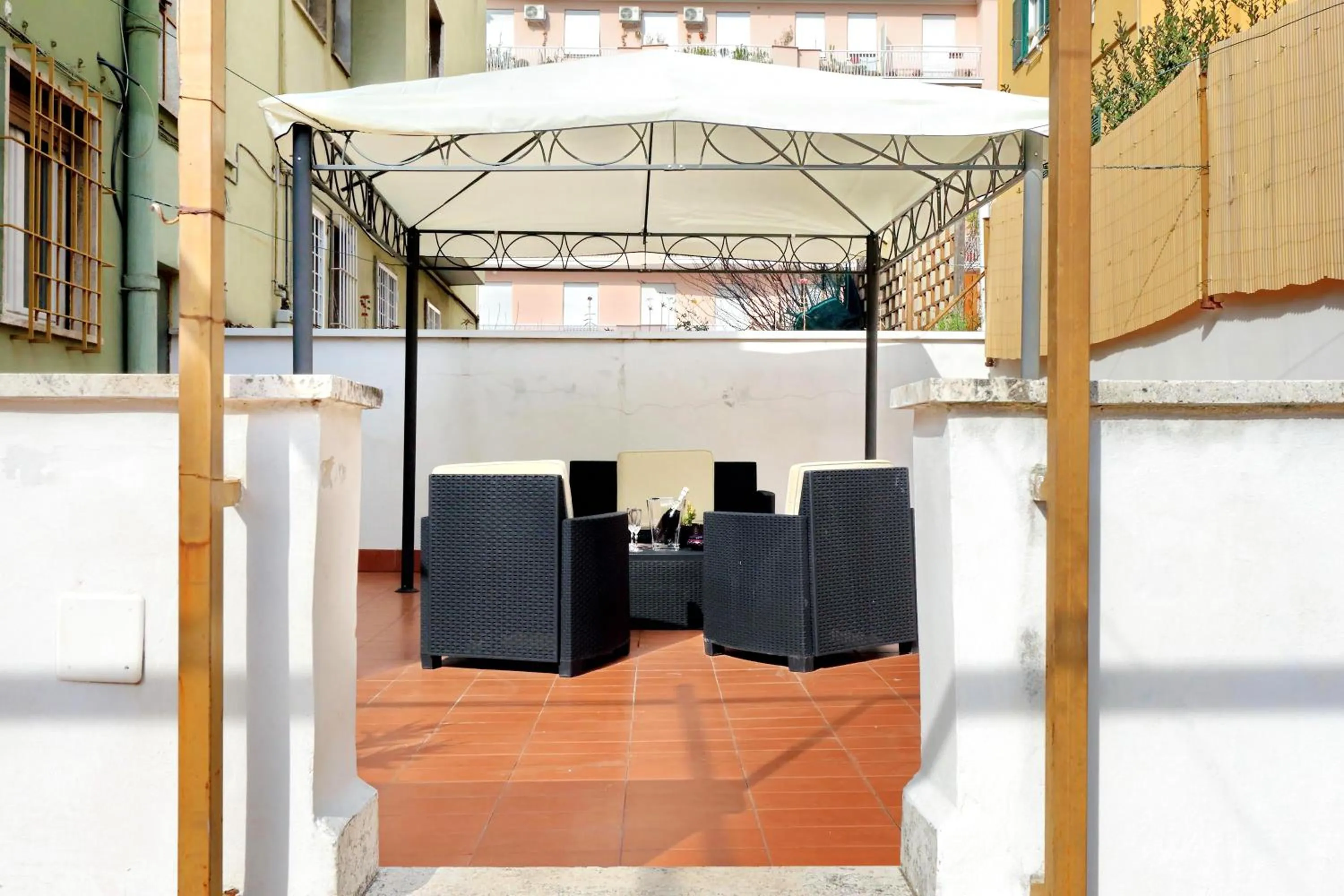 Patio in I Pini di Roma - Rooms & Suites