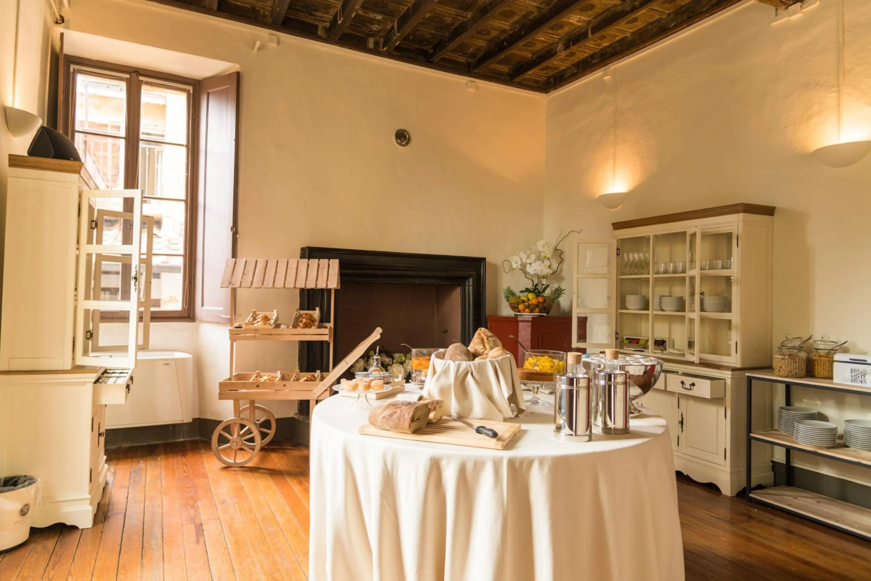 Food and drinks in Hotel Villa Cipressi, by R Collection Hotels