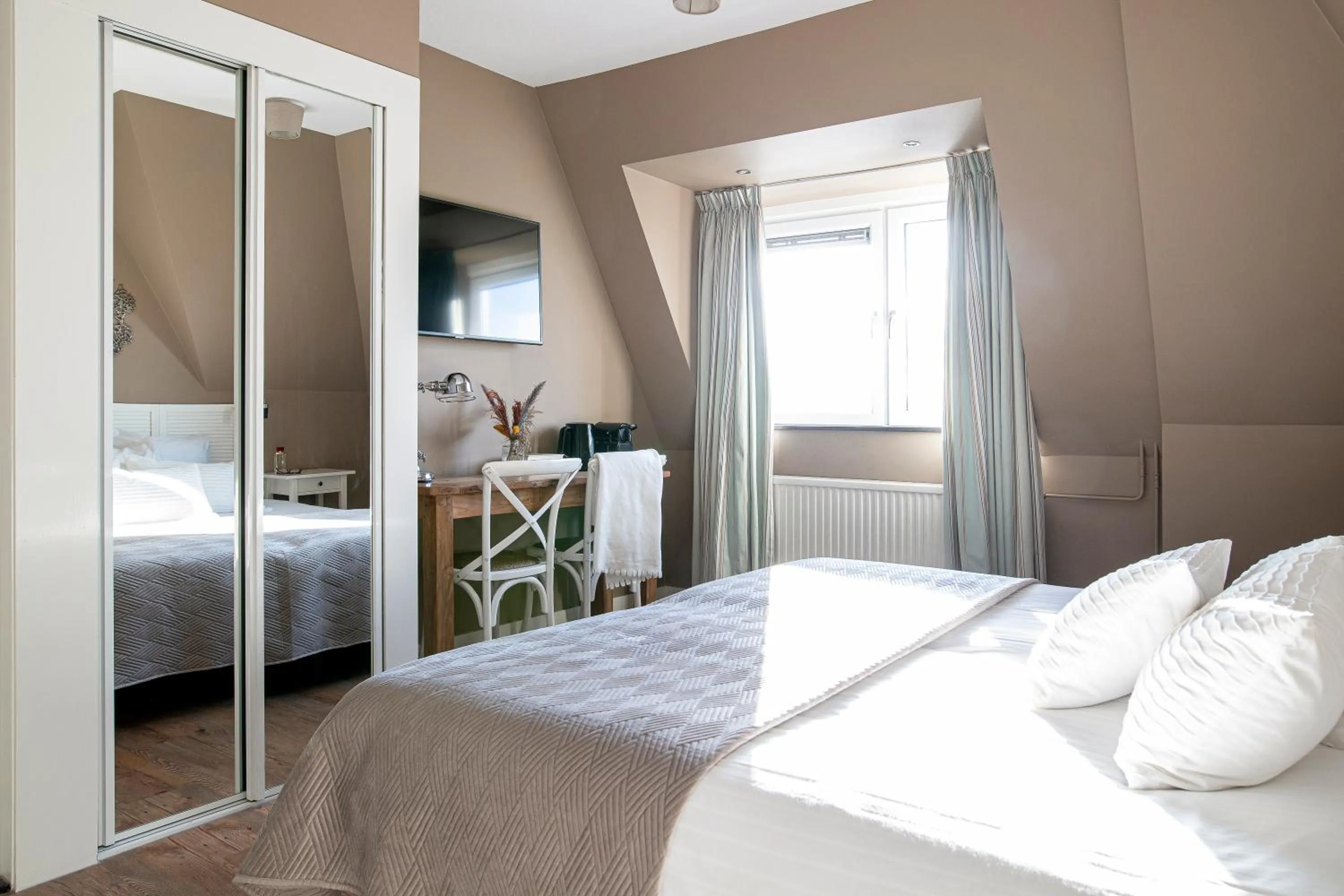 Photo of the whole room, Bed in Schippershuis Terherne