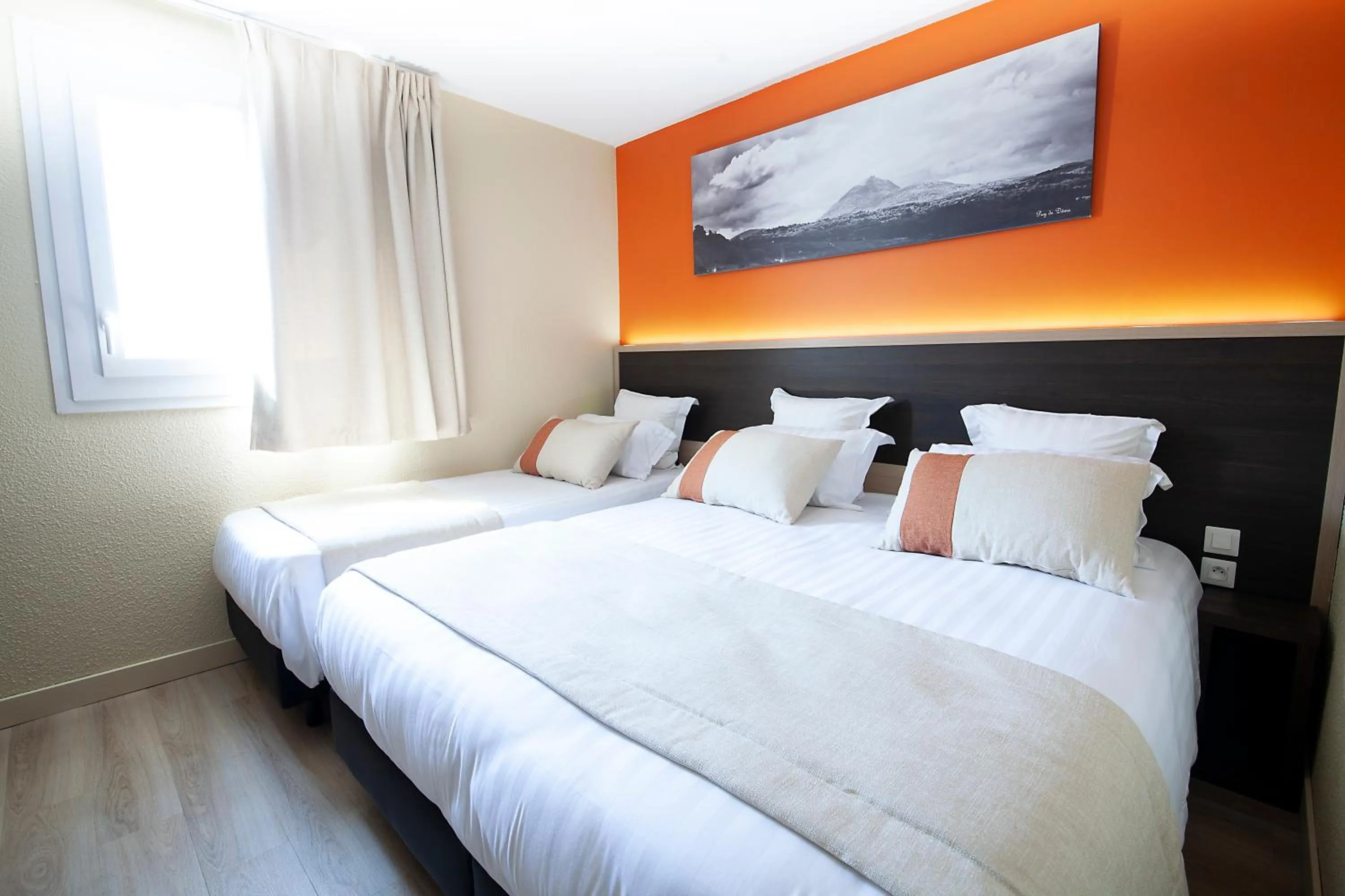 Bedroom, Bed in The Originals Boutique, Hôtel Le Marmotel, Clermont-Ferrand