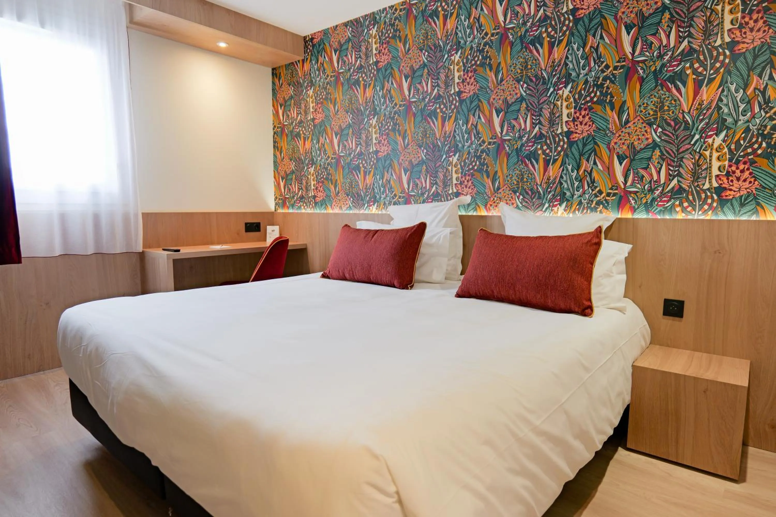 Bedroom, Bed in The Originals Boutique, Hôtel Le Marmotel, Clermont-Ferrand