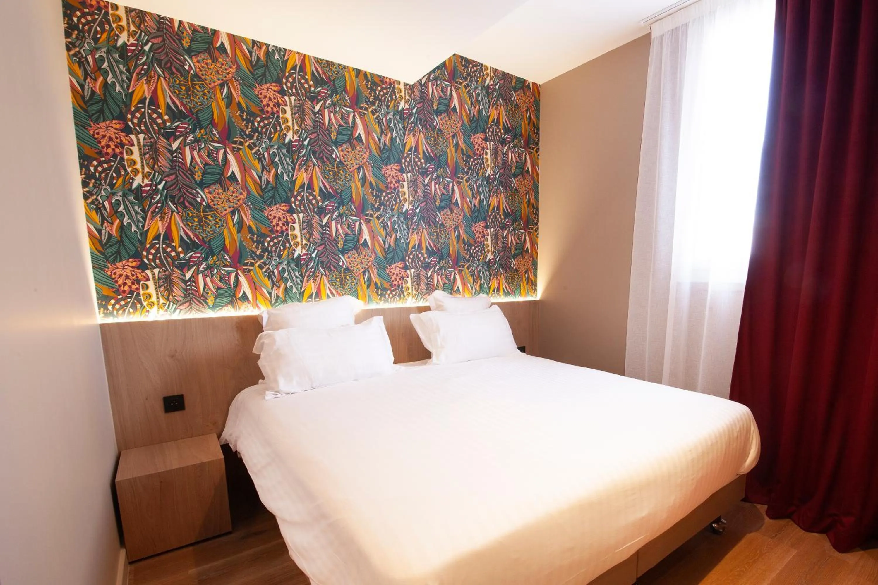 Bedroom, Bed in The Originals Boutique, Hôtel Le Marmotel, Clermont-Ferrand